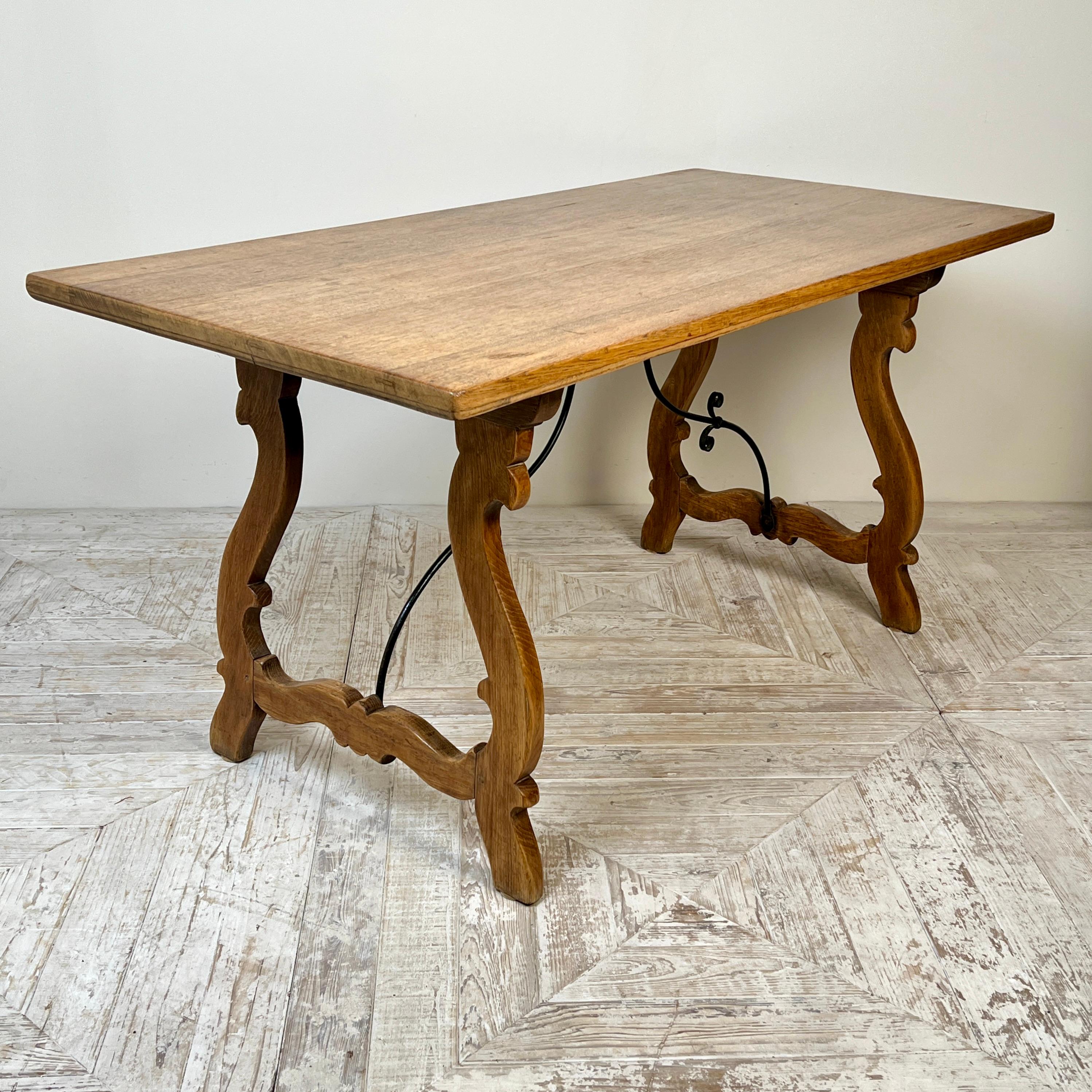 Ein schöner antiker Tisch aus spanischer Eiche und Schmiedeeisen für die Küche, den Esstisch oder die Mitte

Dieses charmante Stück hat eine rechteckige Eichenplatte und Beine mit einer schönen Maserung und warmen Farbe.
Die Platte aus hellem