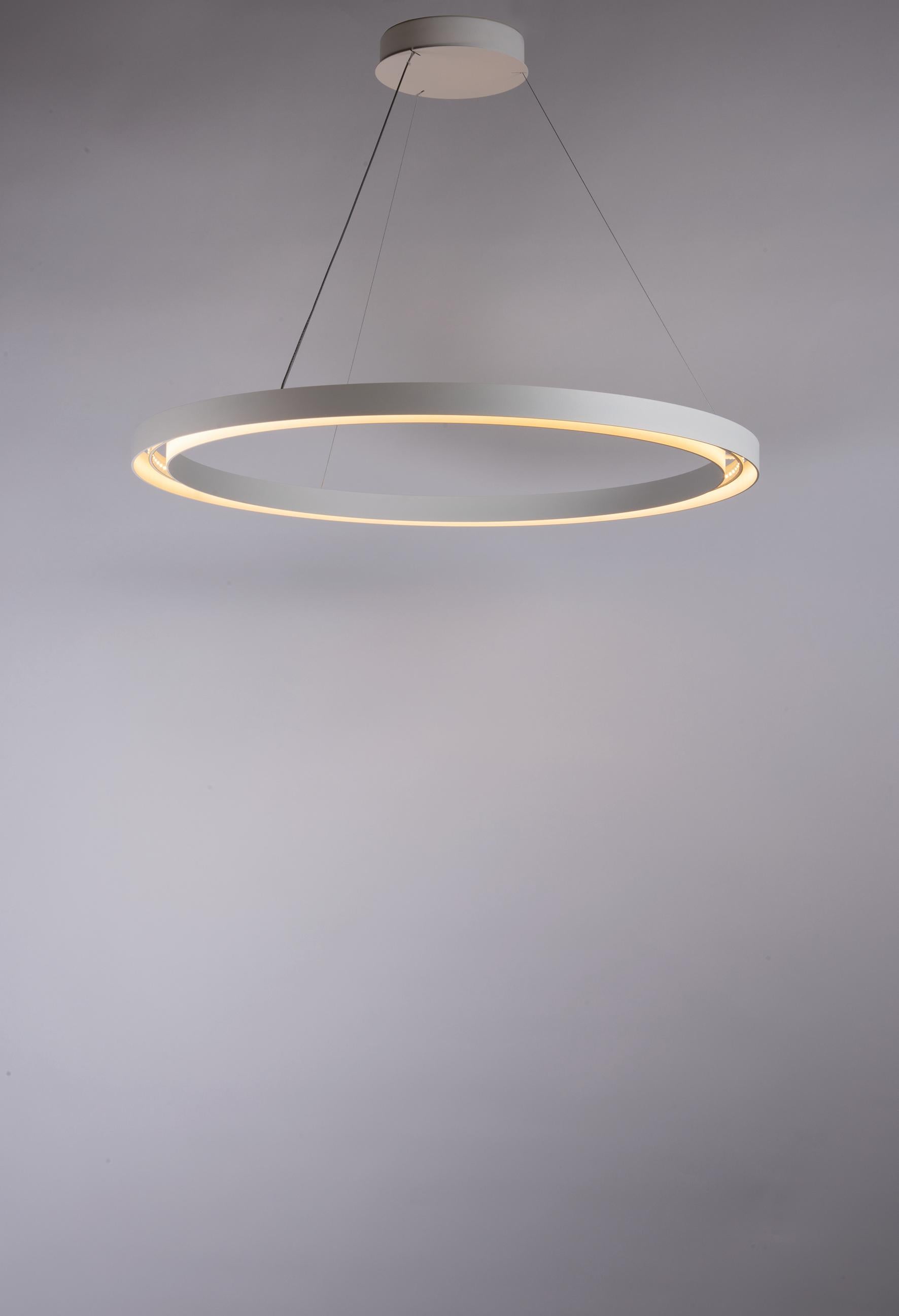 Lampada a sospensione C2 di Le Deun Luminaire
Dimensioni: D 104 x H 40-200 cm. 
Materiali: Acciaio verniciato con vernice epossidica.

Si tratta di un'azienda francese fondata nel 1997, specializzata nella progettazione e produzione di illuminazione