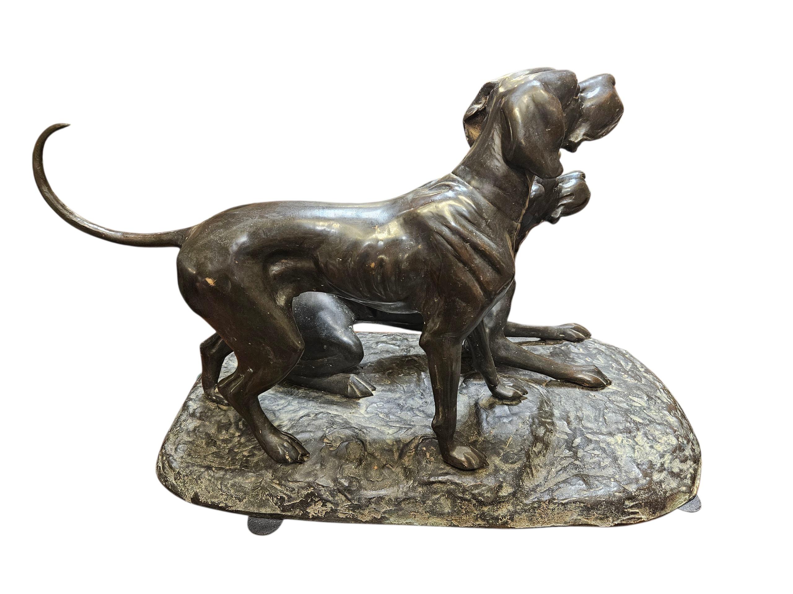 Belle grande sculpture en bronze représentant deux chiens de chasse
Cette sculpture est comme celle de Jules Moigniez
Elle représente deux chiens, peut-être des Pointers ou des Retrievers.
