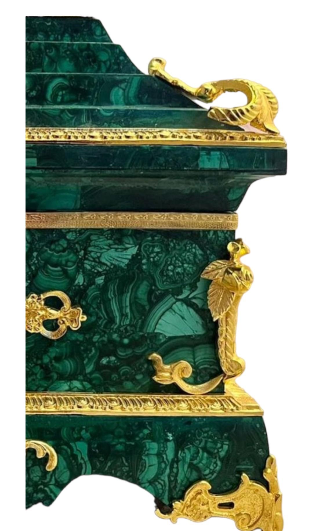 Très belle boîte montée en bronze doré de style Empire
Très belle qualité et très beau montage en bronze doré
Cette boîte, d'une hauteur de 40 cm, est vraiment magnifique.