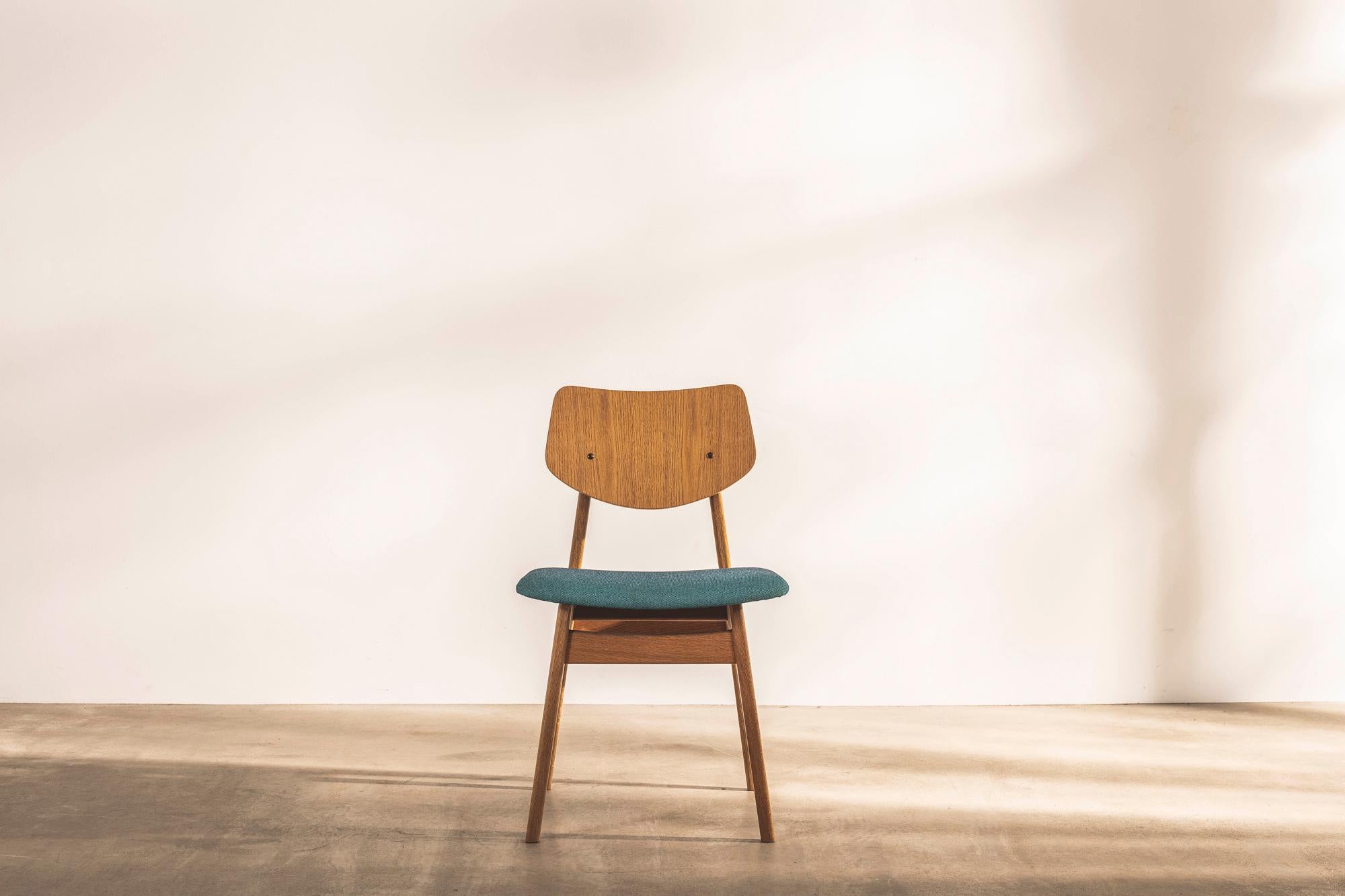 The C275 side chair was designed in 1957 and first appeared in the Jens Risom Design ‘Contemporary Furniture Catalog Supplement’ of that year. 

The piece is offered with an oak frame, a laminated oak back and a choice of upholstery options.

In