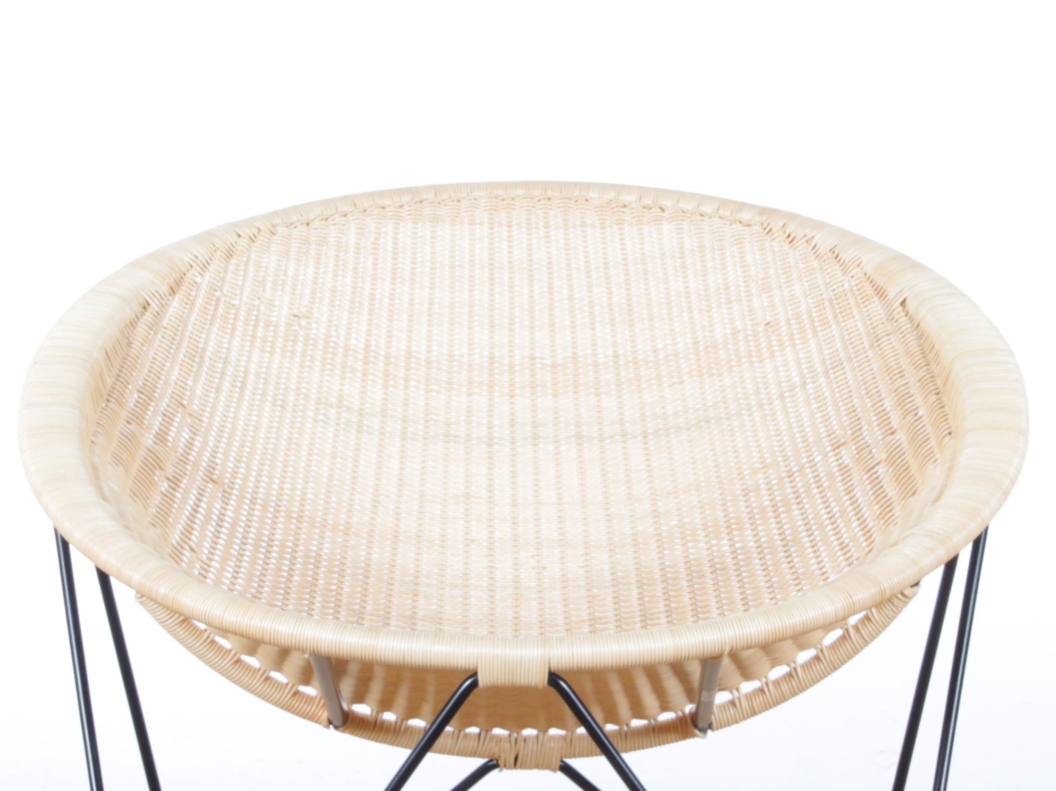 The chair C317 Japanese designer Yuzuru Yamakawa was designed in 1965. True icon of design, it is reissued since 2017.

Black lacquered steel structure. Natural braided rattan.

Legs available in black or white.

Exists in outdoor resistant to
