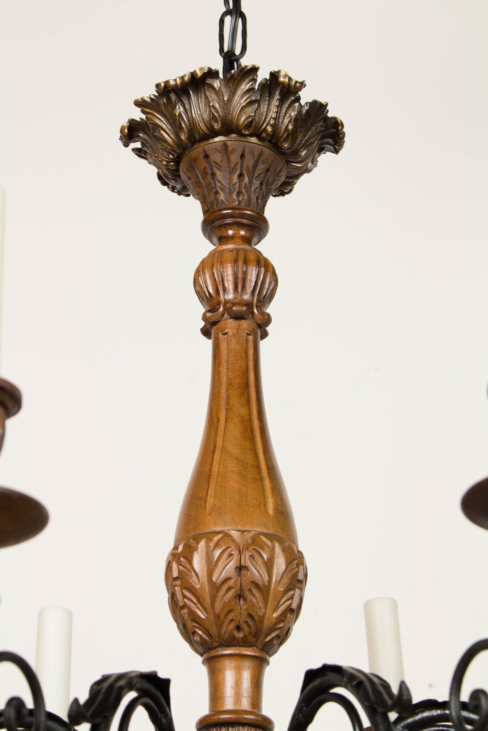 Intagliato C384 Lampadario italiano in legno intagliato e metallo dei primi del Novecento in vendita
