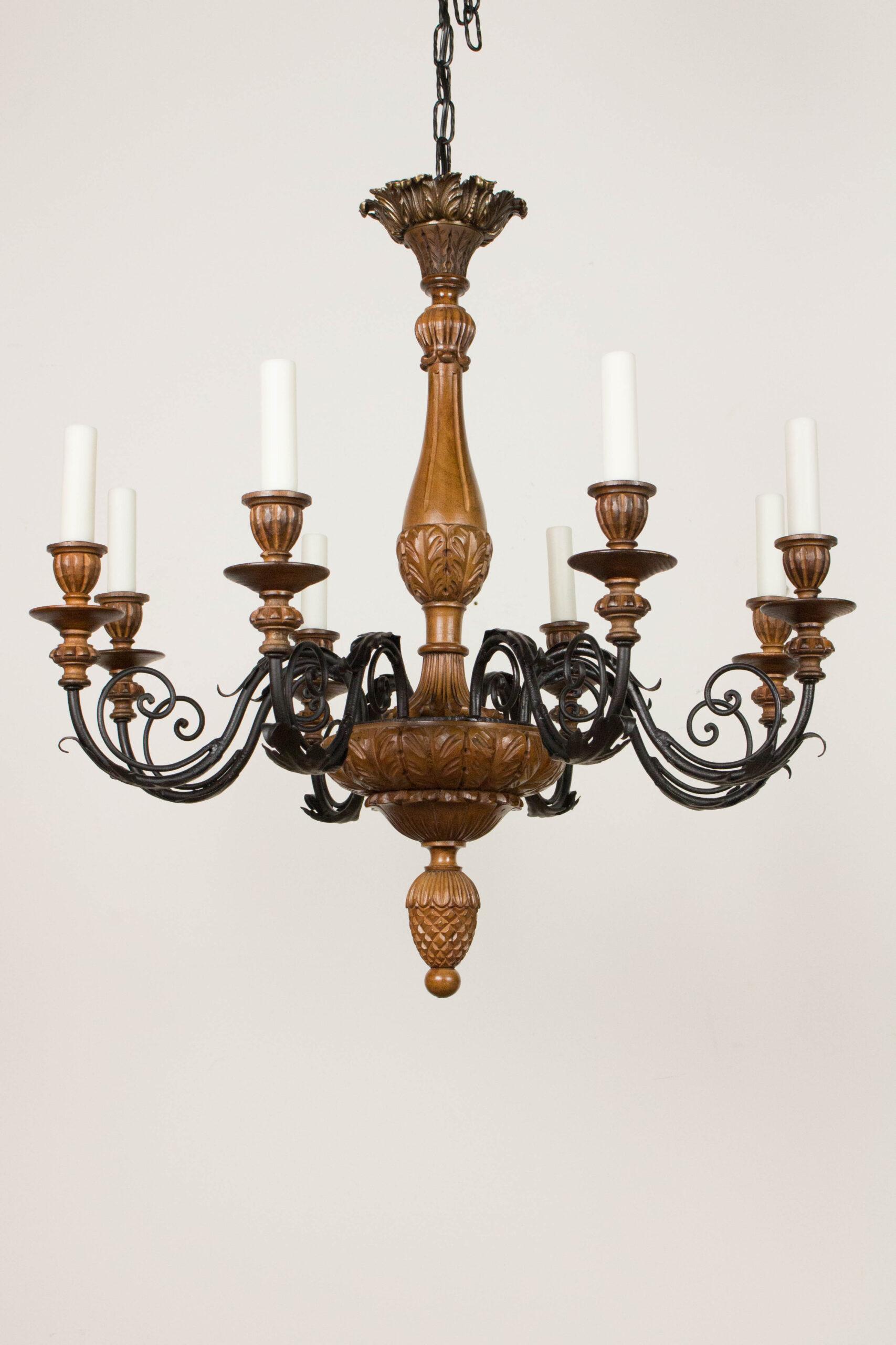 XX secolo C384 Lampadario italiano in legno intagliato e metallo dei primi del Novecento in vendita