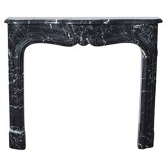 C5 - Cheminée en marbre Nero Marquina, Style Louis XV