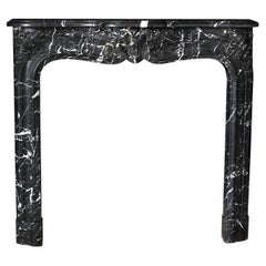 C6 - Cheminée en marbre Nero Marquina. Style Louise XV.