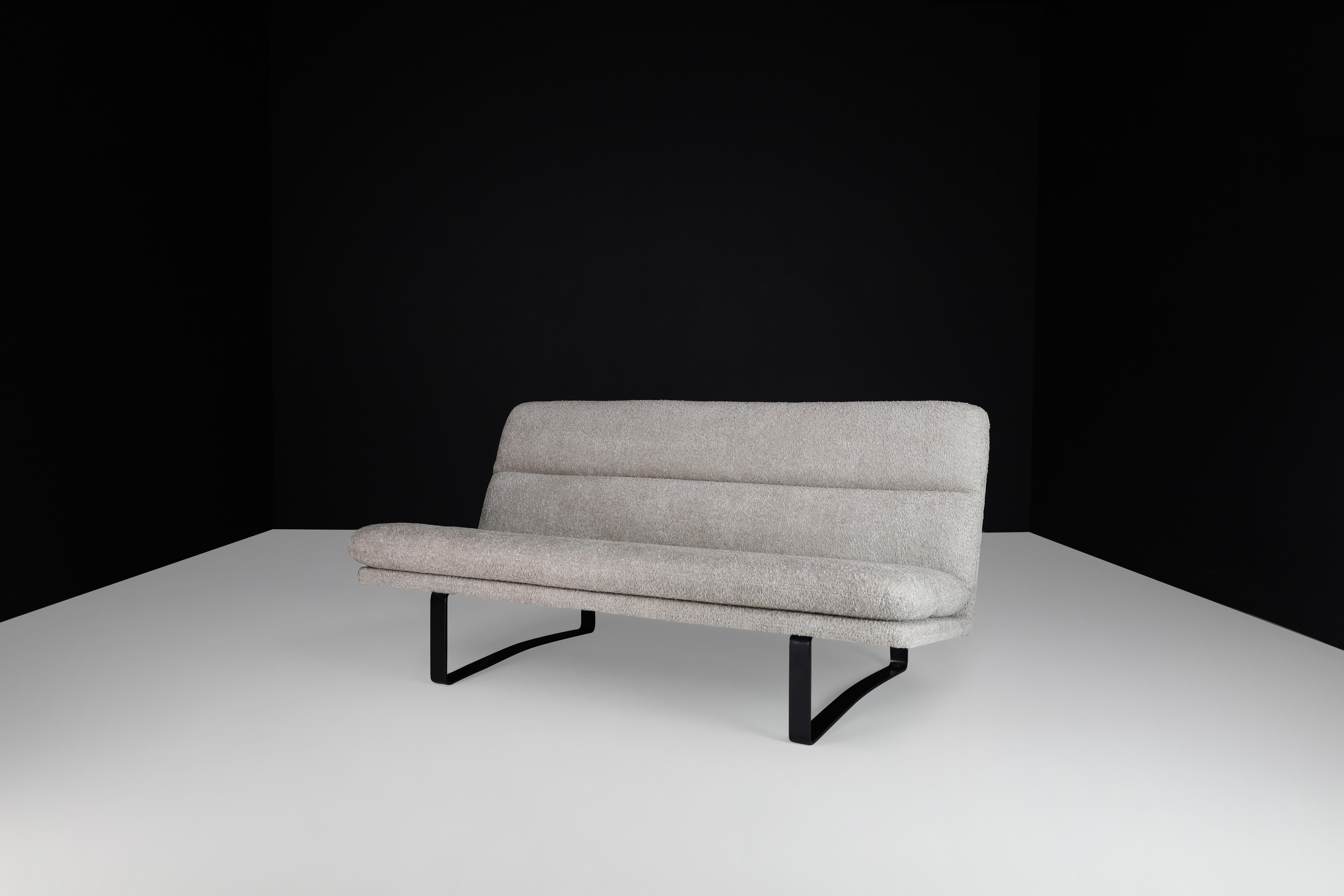 C684 Sofa von Kho Liang Ie für Artifort in Bouclé-Polsterung, Niederlande, 1968

Das Sofa C684 von Kho Liang Ie für Artifort ist eine Ikone des modernen Designs der Jahrhundertmitte und vereint minimalistische Eleganz und funktionale Raffinesse. Das