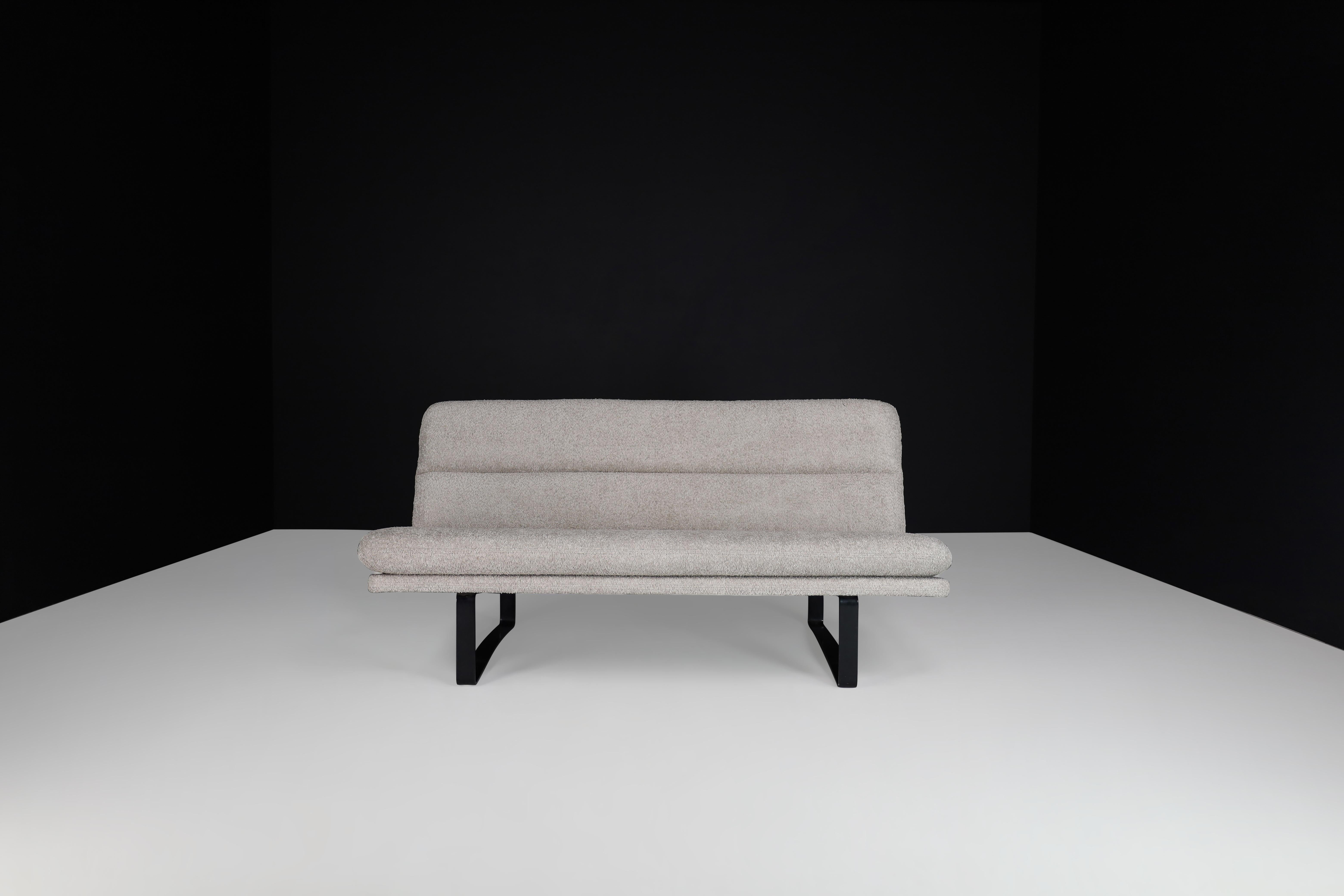 C684 Sofa von Kho Liang Ie für Artifort in Bouclé-Polsterung The Netherlands 1968 (Moderne der Mitte des Jahrhunderts) im Angebot