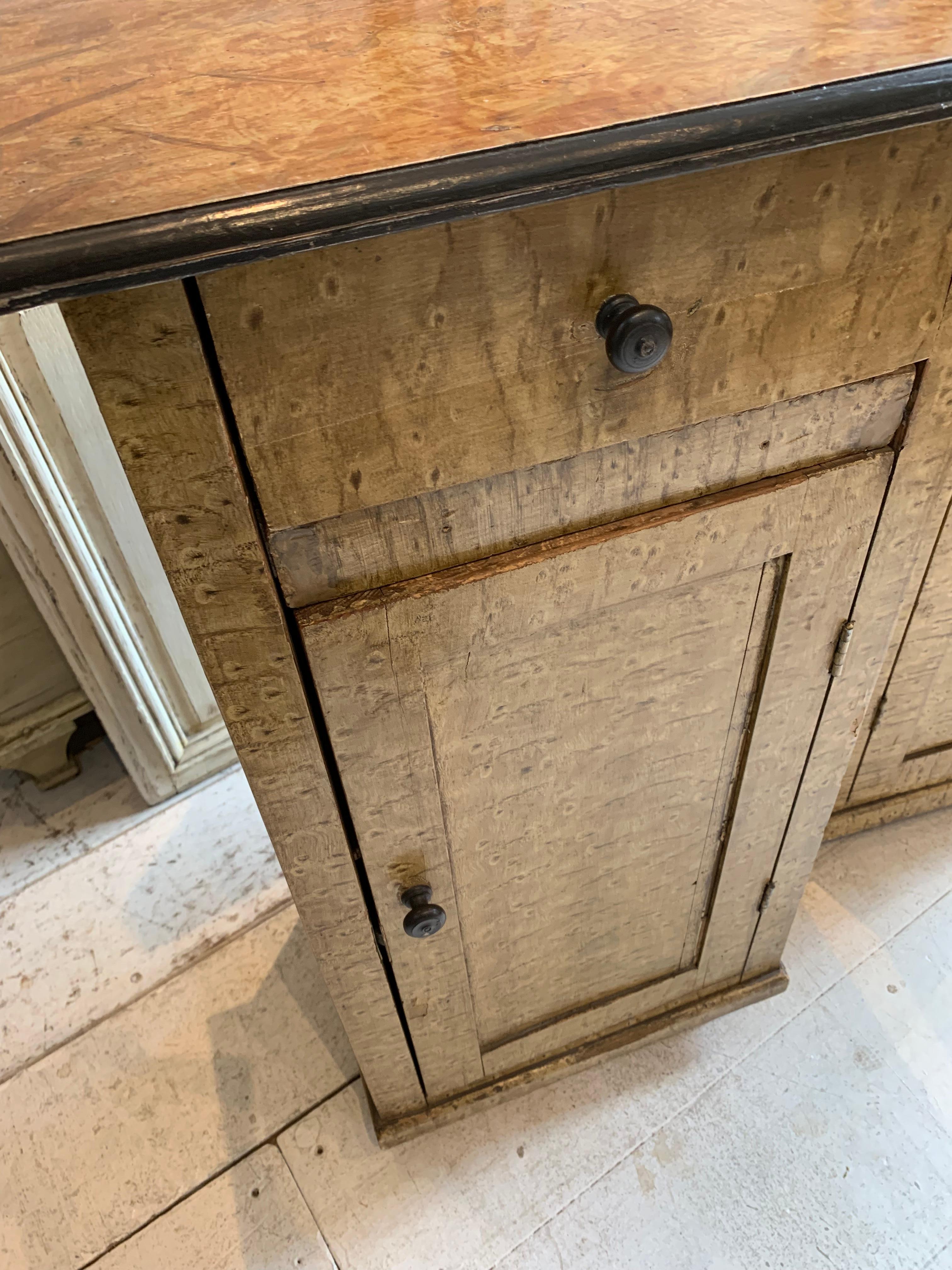 Coppia di comodini svedesi C900s in legno simulato e dipinto in vendita 2
