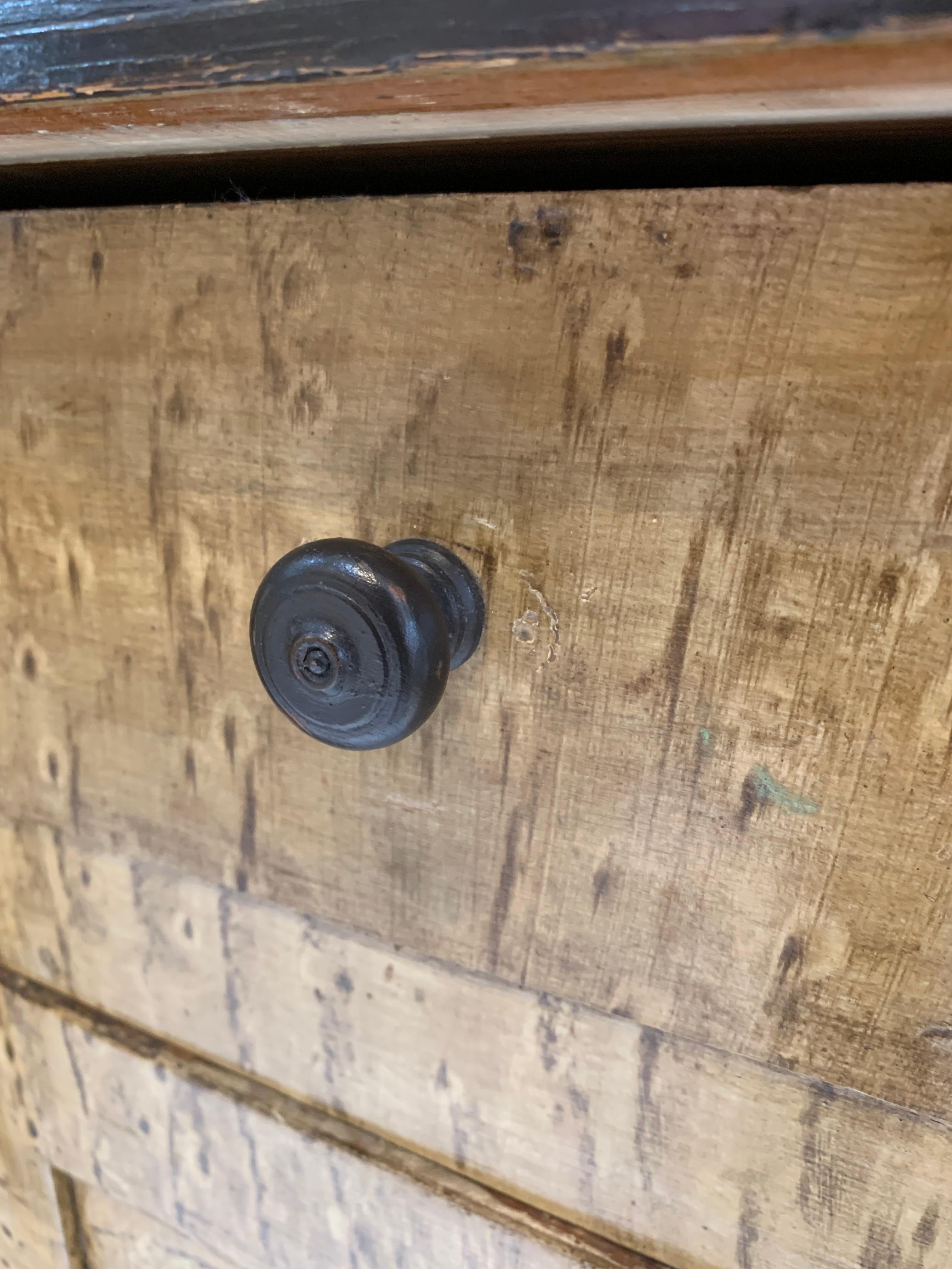 Coppia di comodini svedesi C900s in legno simulato e dipinto in vendita 3