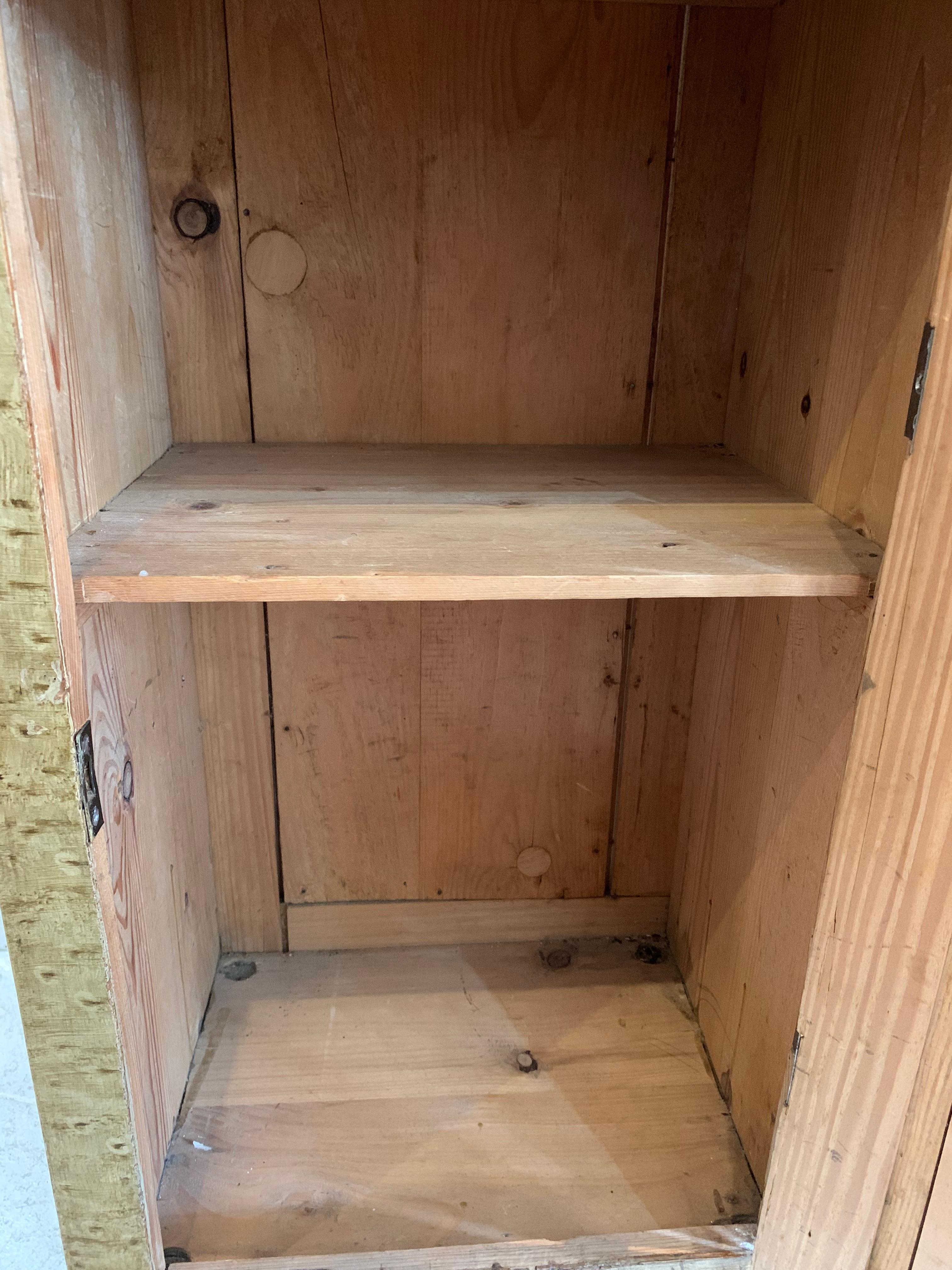 Una bella coppia di comodini utili che conservano l'effetto originale dipinto a Boi in betulla e acero.
Entrambi gli armadi sono dotati di un cassetto e di una spaziosa credenza con ripiano per riporre gli oggetti.
Una buona dimensione che potrebbe