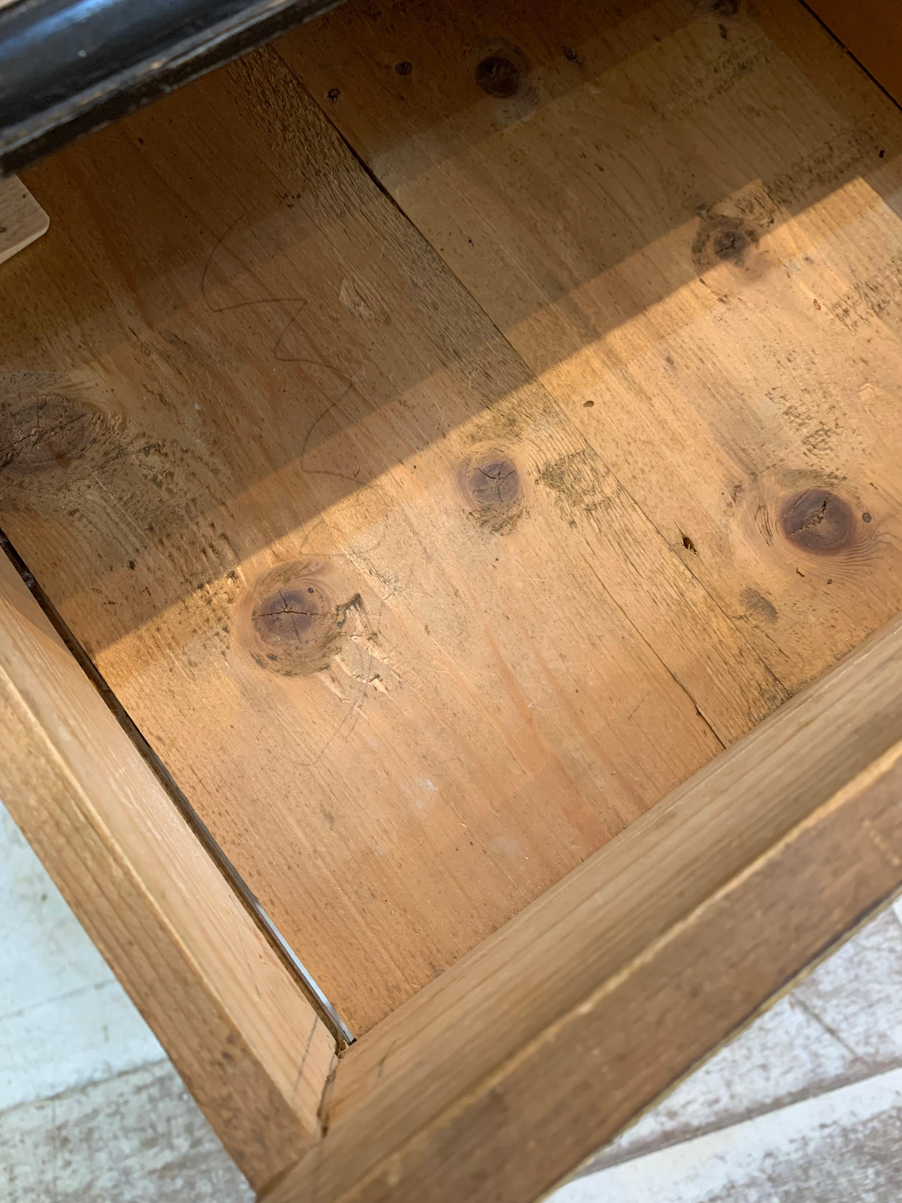 Art Nouveau Coppia di comodini svedesi C900s in legno simulato e dipinto in vendita