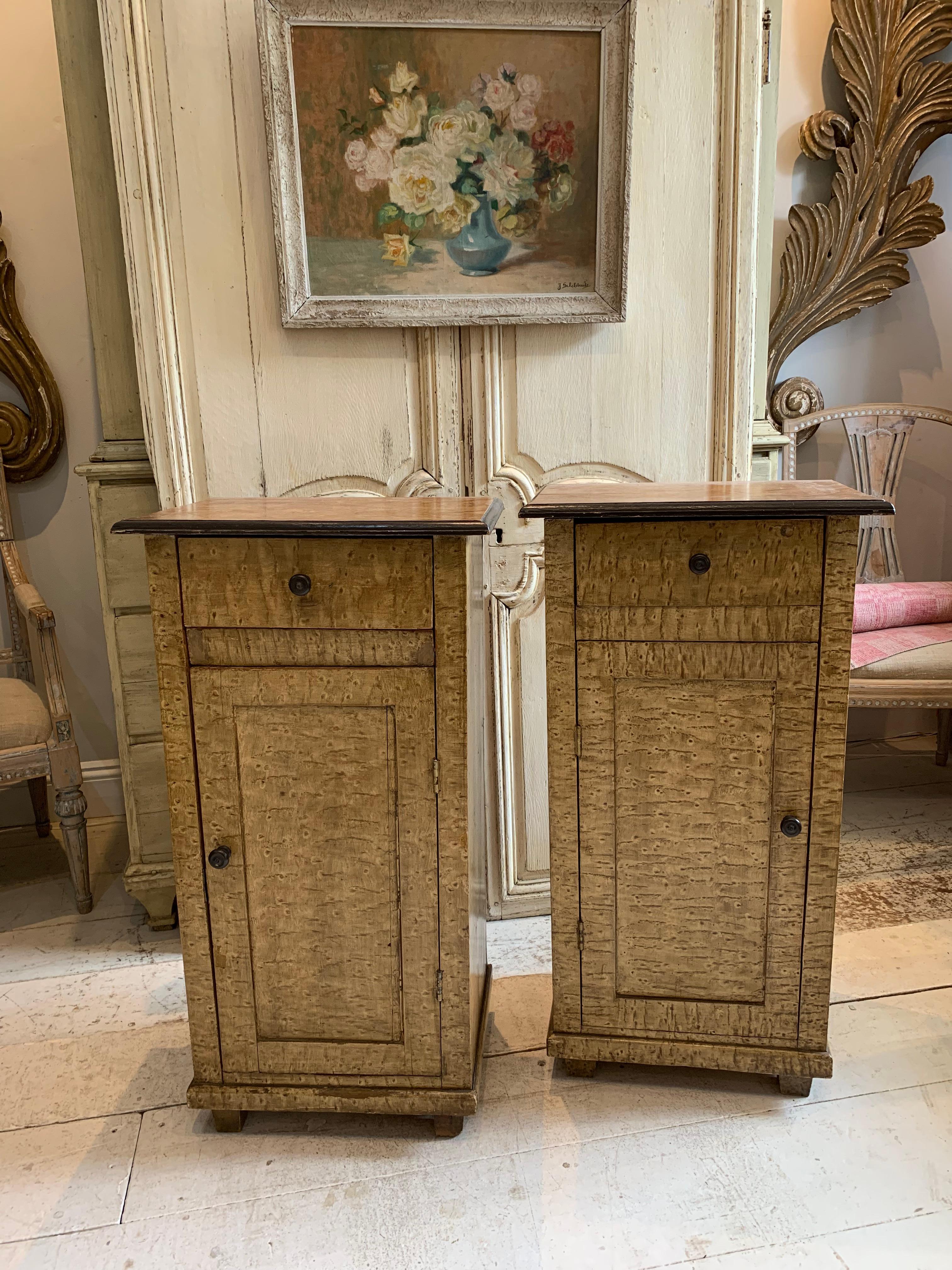 Svedese Coppia di comodini svedesi C900s in legno simulato e dipinto in vendita