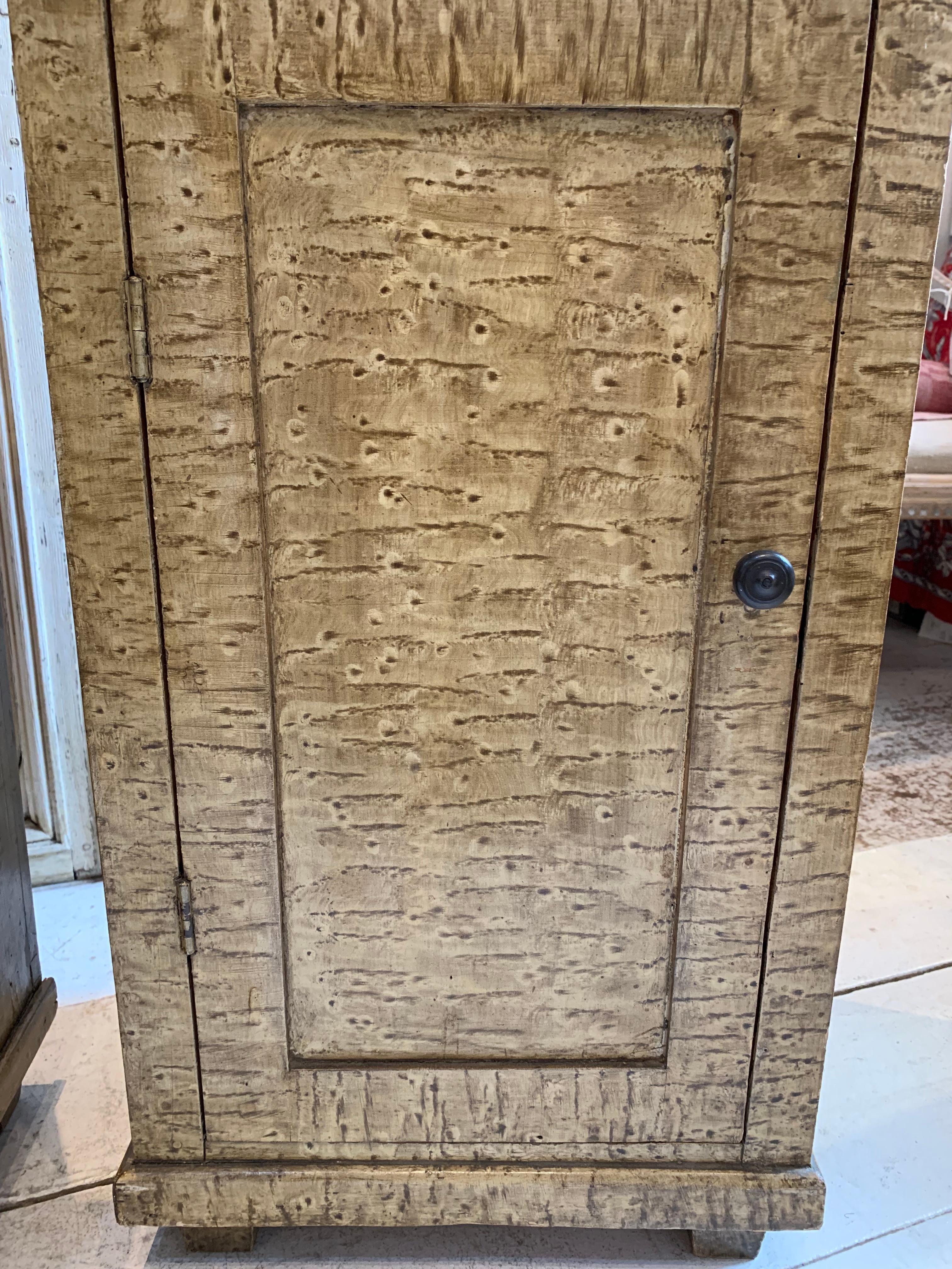 Coppia di comodini svedesi C900s in legno simulato e dipinto In condizioni buone in vendita a London, GB