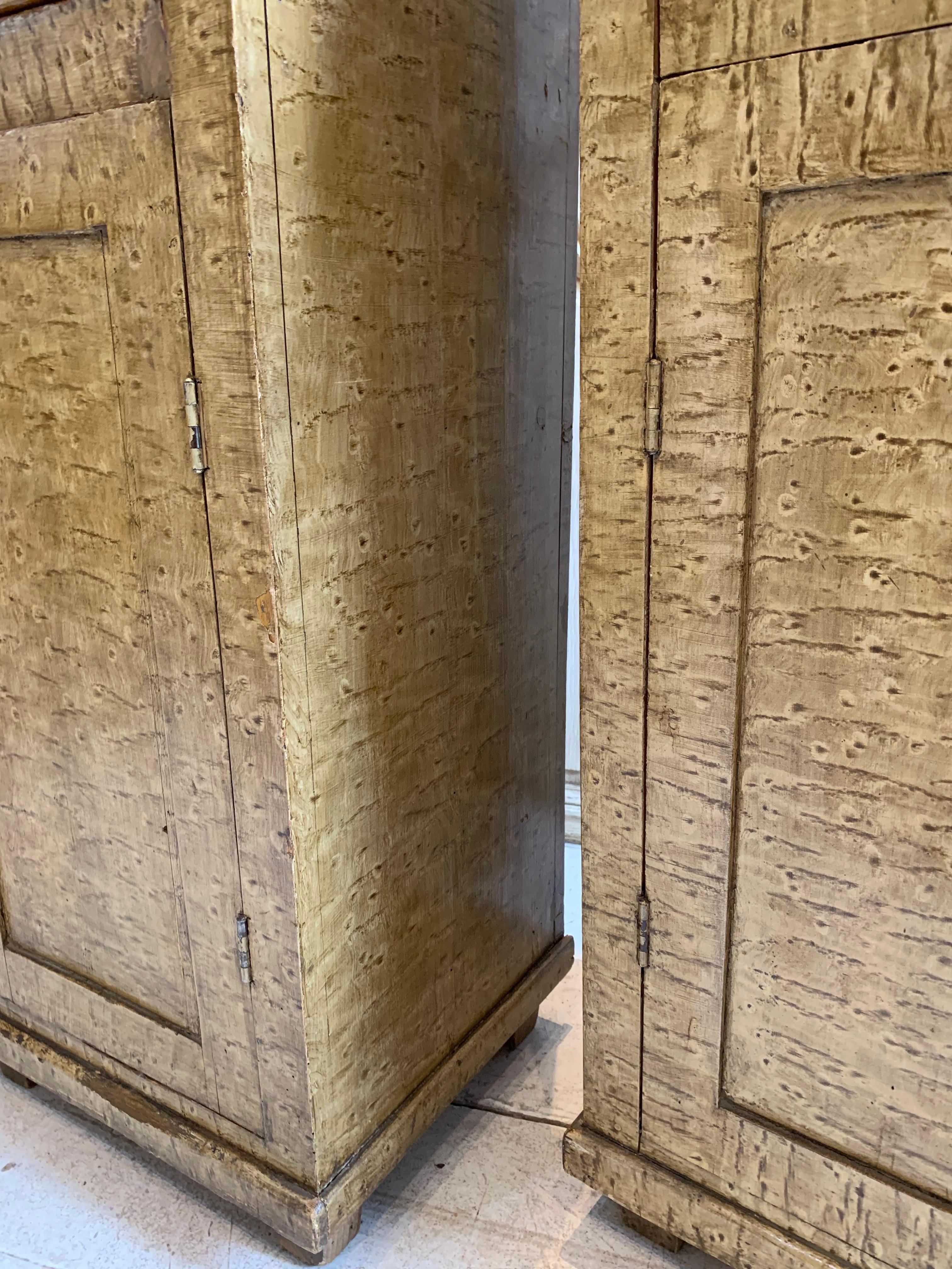 Fine XIX secolo Coppia di comodini svedesi C900s in legno simulato e dipinto in vendita