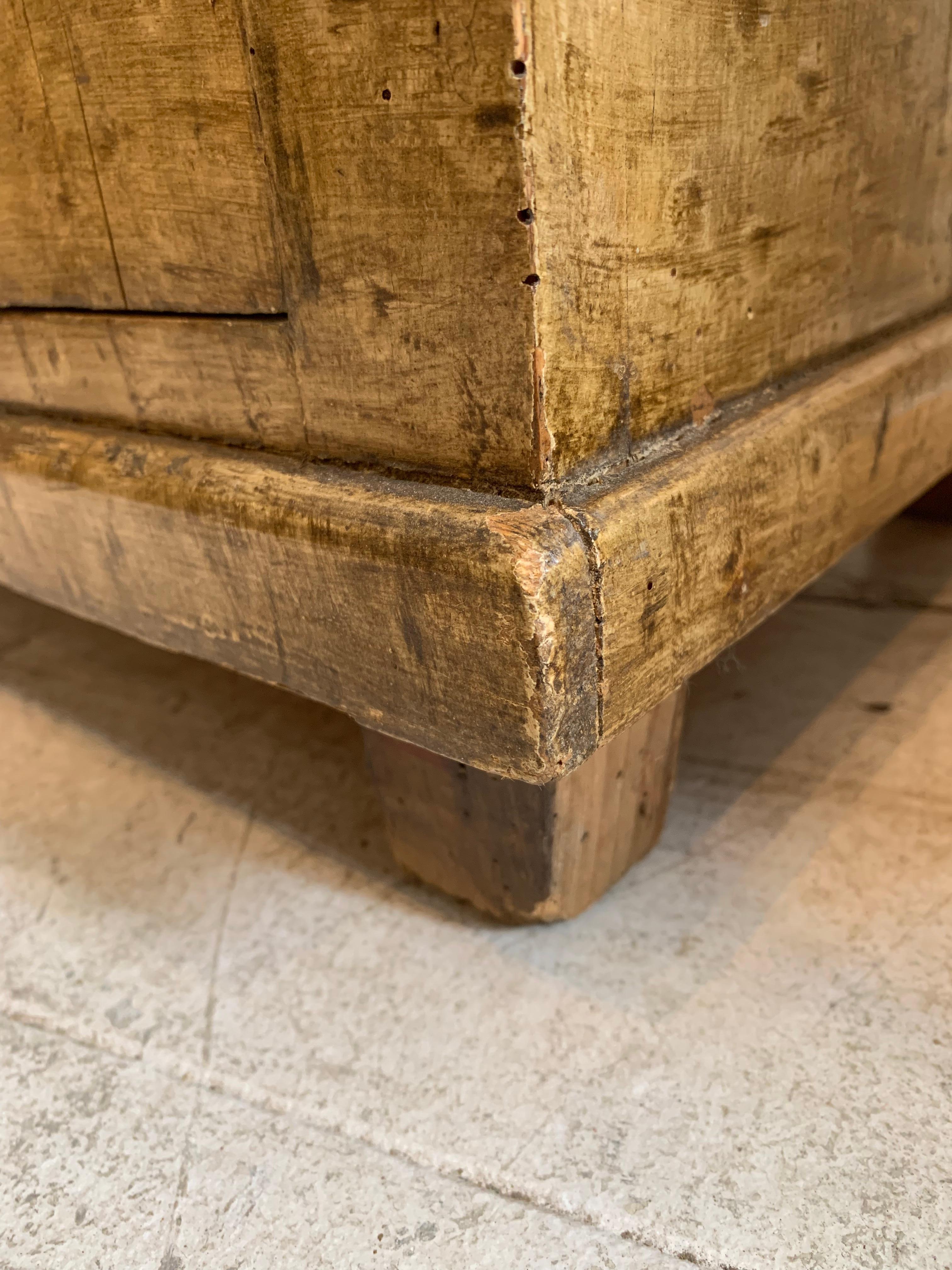 Betulla Coppia di comodini svedesi C900s in legno simulato e dipinto in vendita