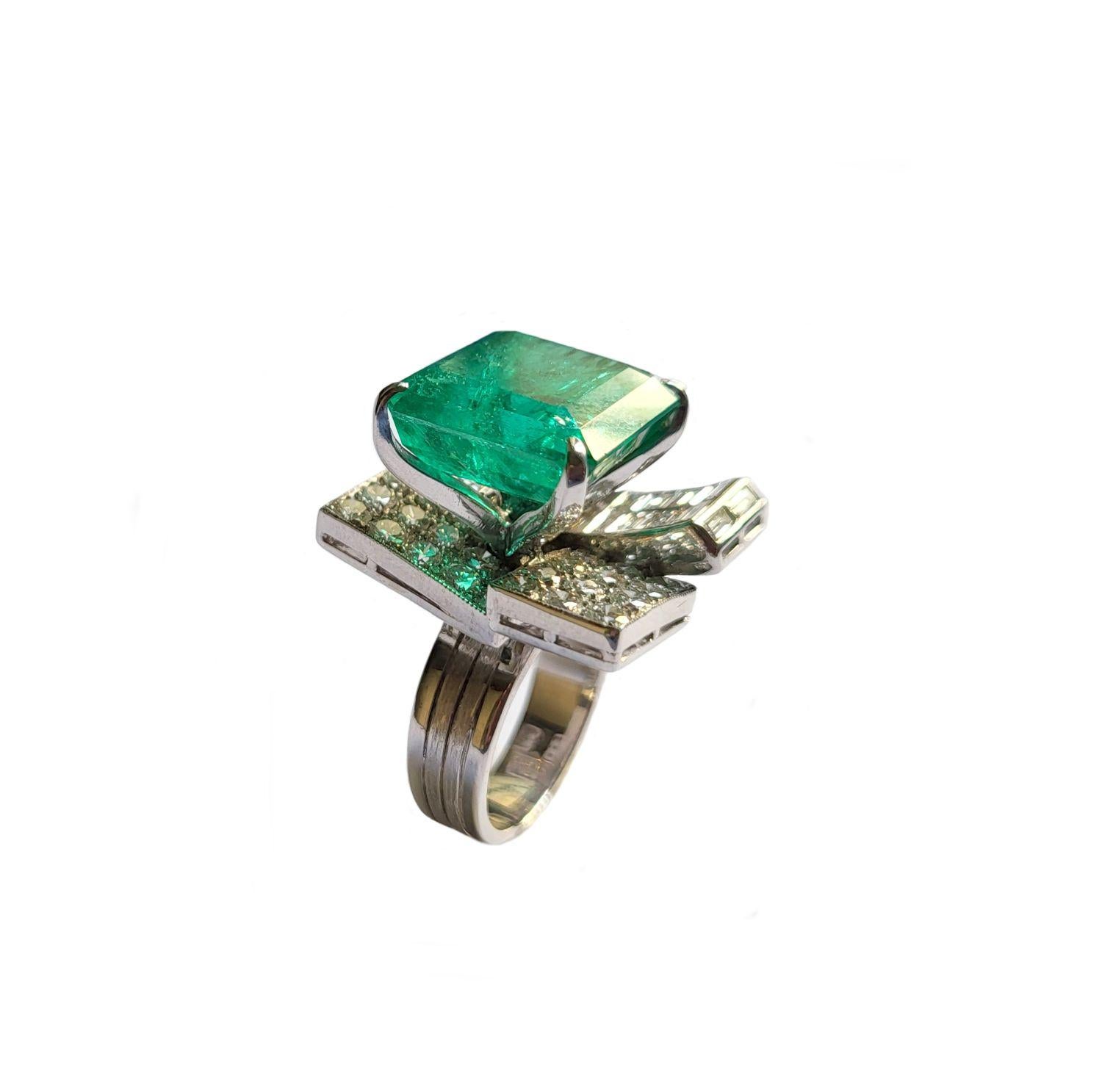 Ein natürlicher kolumbianischer Smaragd von dieser Größe und hervorragender Qualität ist sehr selten. Dieser einzigartige und wunderschön gearbeitete Ring aus 18 Karat Weißgold aus der Zeit um 1960 ist ein atemberaubendes Schmuckstück. Die Schönheit