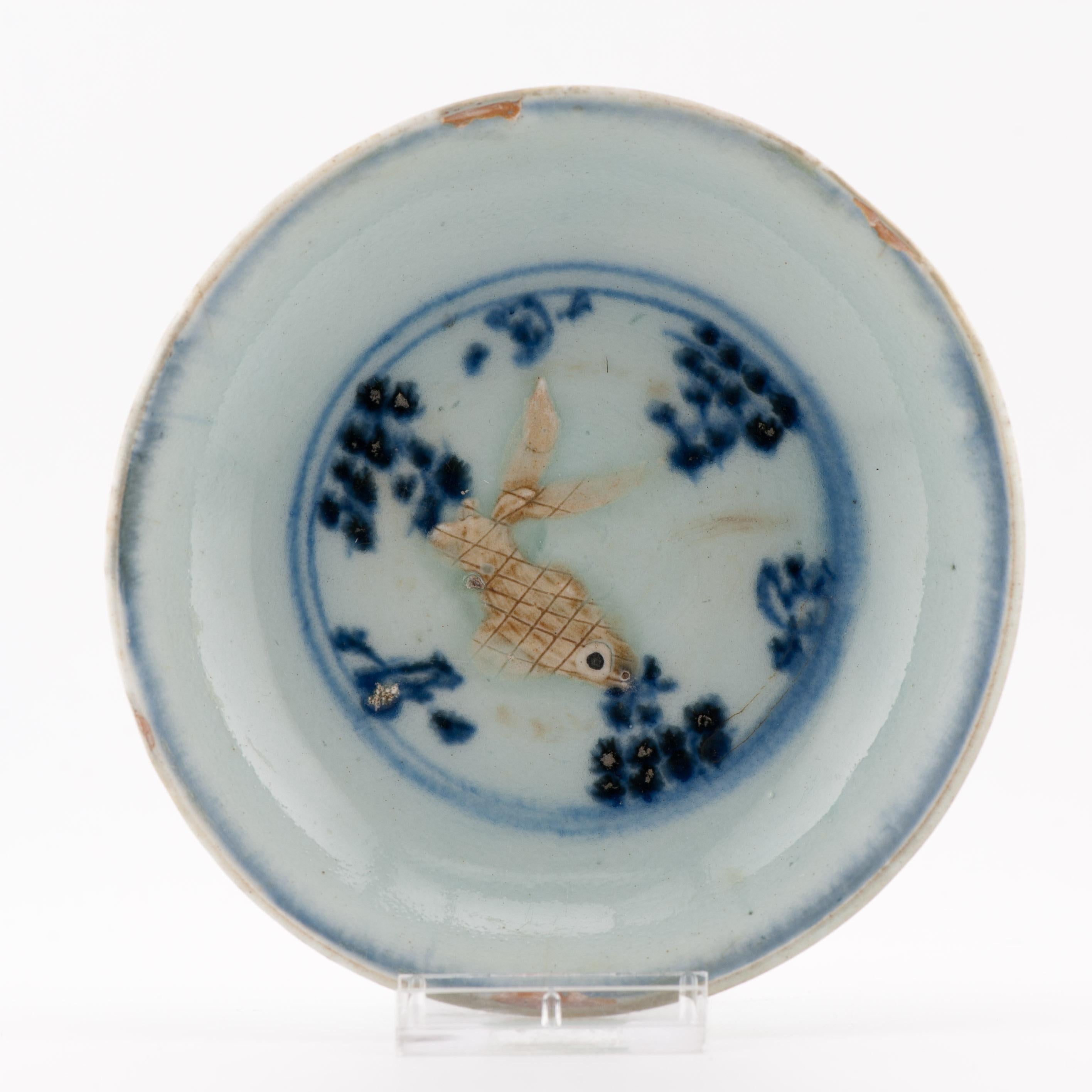 Ca 1500 Antichi piatti a forma di pesce rosso in rilievo Porcellana cinese Cina in vendita 1