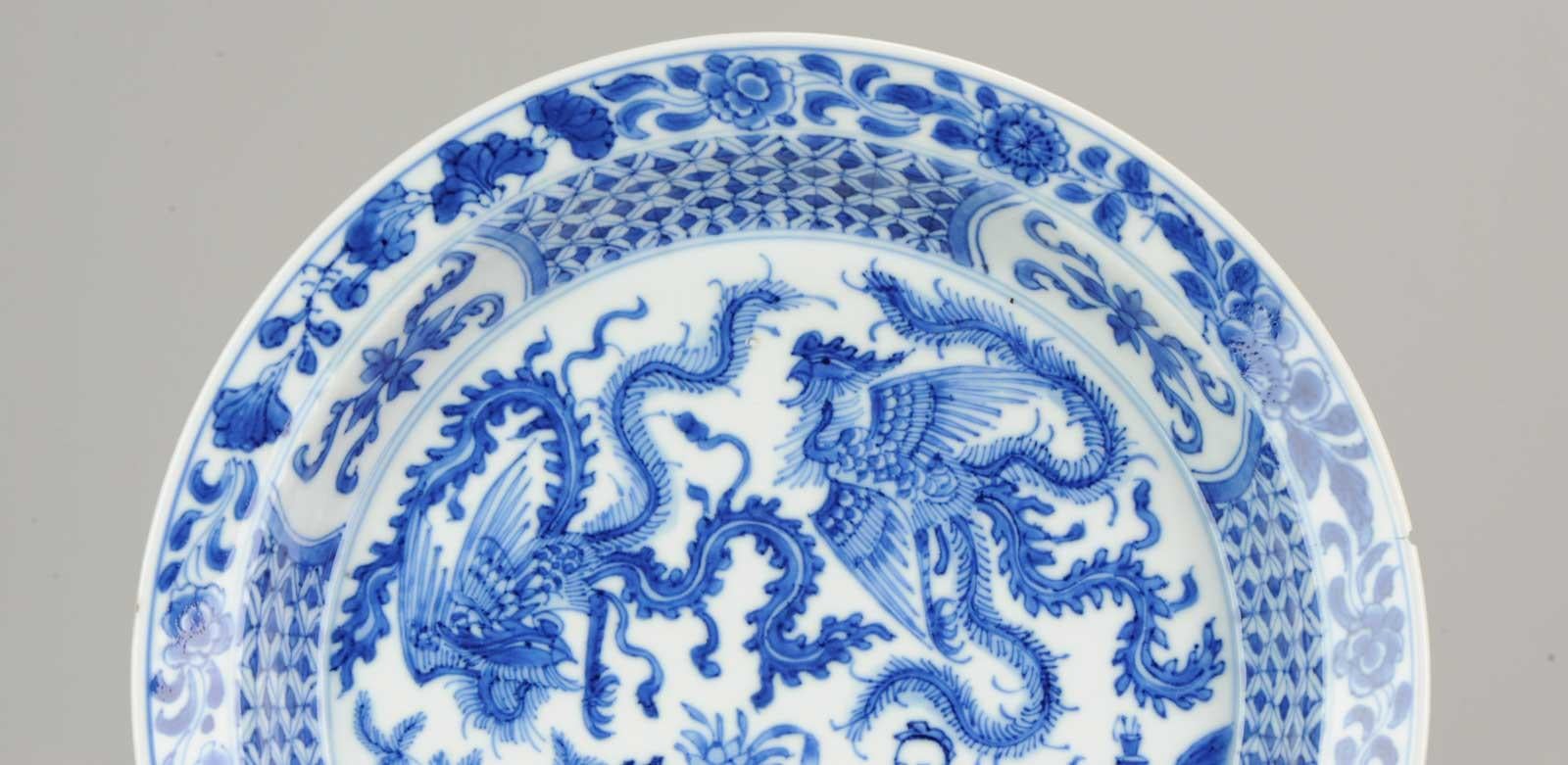 Kangxi-Porzellanteller mit Phönix-Figuren:: Marke Lingzhi Fungus:: um 1700 2