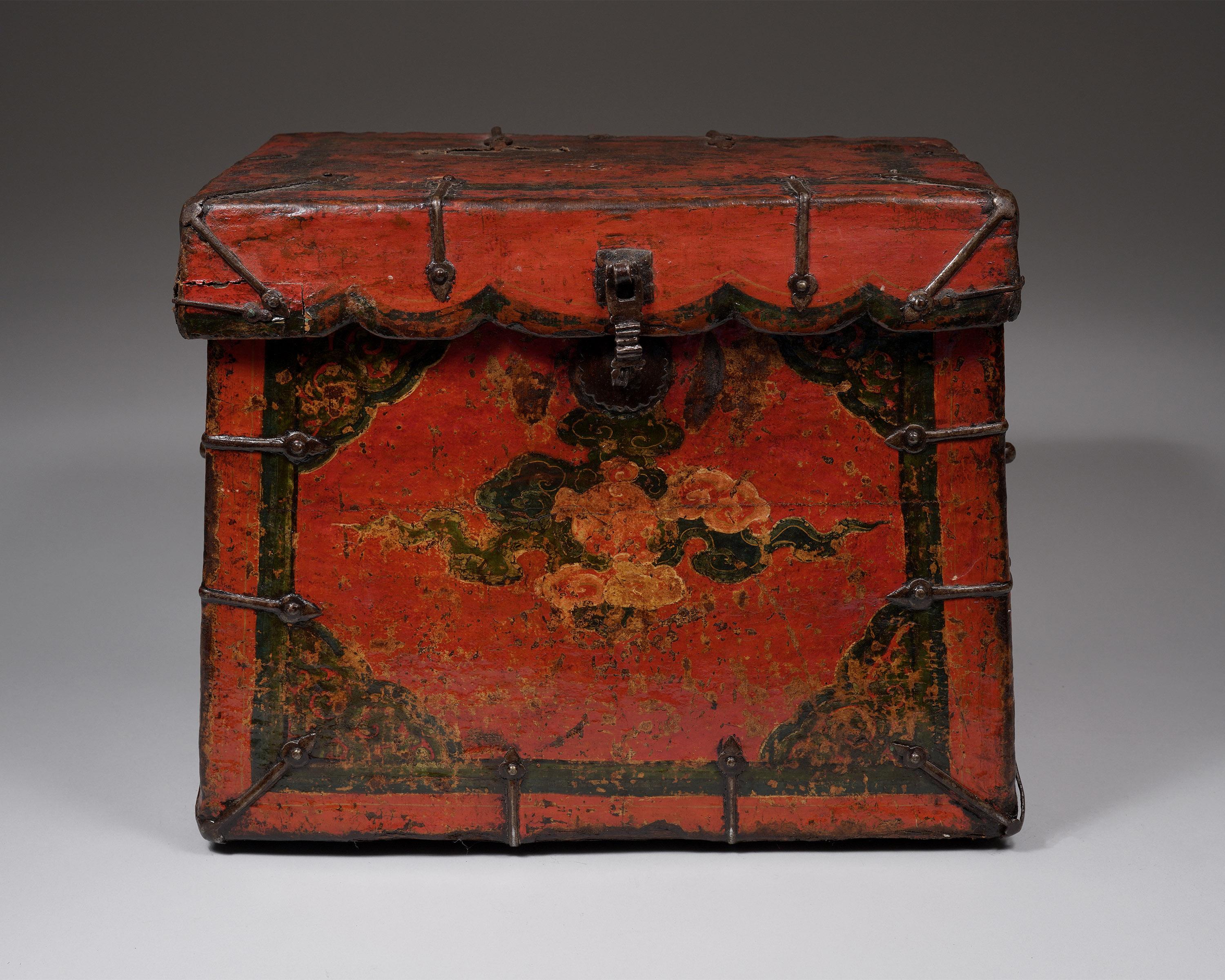 Tibétain Ca. XVIIe siècle Coffre en bois, pigment minéral et ferronnerie, Tibet en vente
