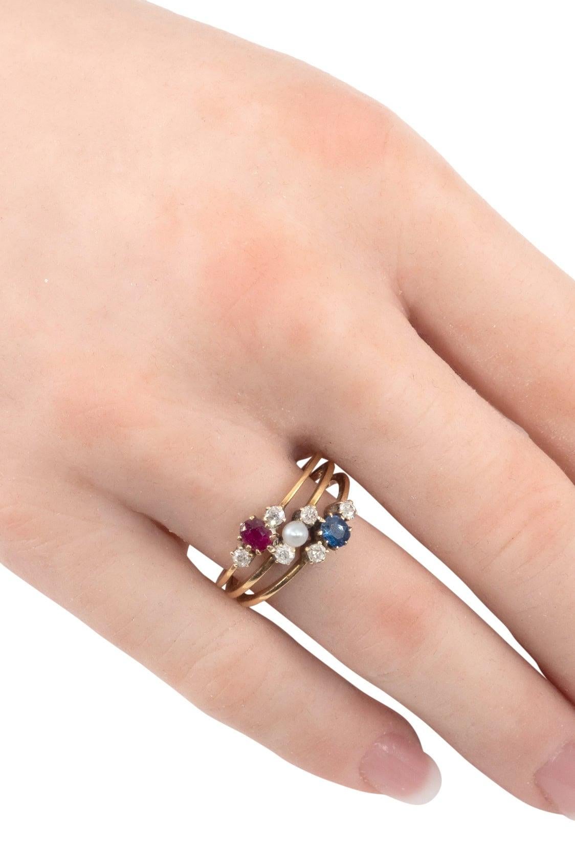 Un delizioso anello edoardiano risalente al 1910 circa. L'anello è in oro 18 carati ed è composto da 1 saphire da 0,25 carati, un rubino da 0,25 carati, una perla naturale e diamanti da 0,24 carati. 
