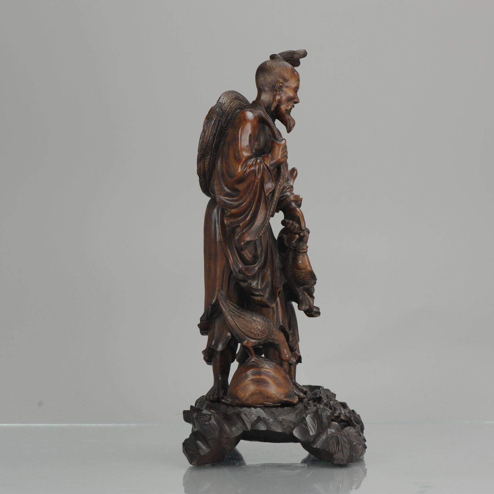Statue chinoise en bois sculpté représentant un pêcheur:: son fils et une grue:: vers 1900 4