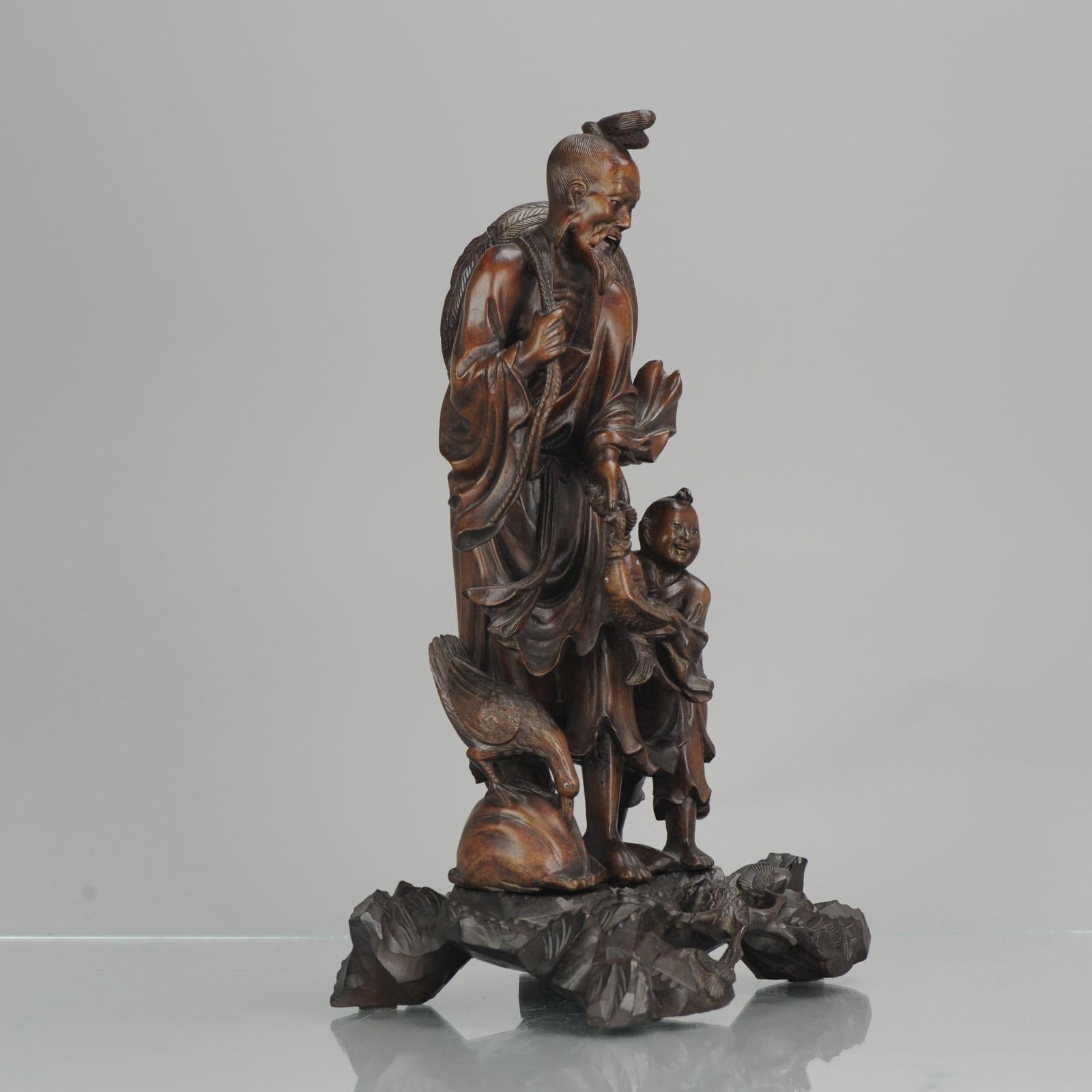 Statue chinoise en bois sculpté représentant un pêcheur:: son fils et une grue:: vers 1900 5