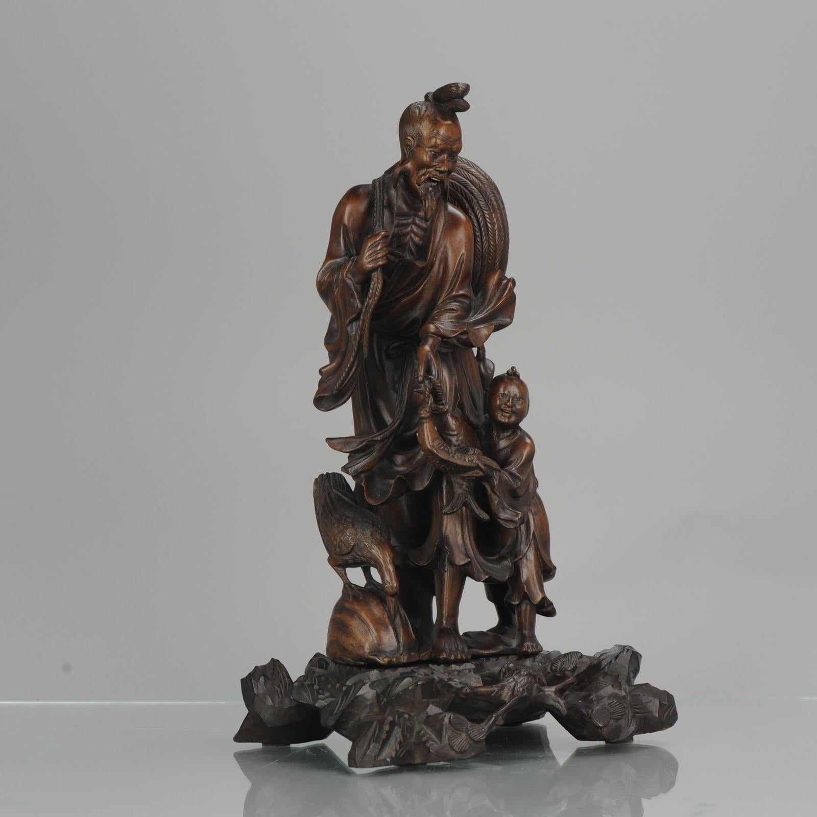 Statue chinoise en bois sculpté représentant un pêcheur:: son fils et une grue:: vers 1900 6