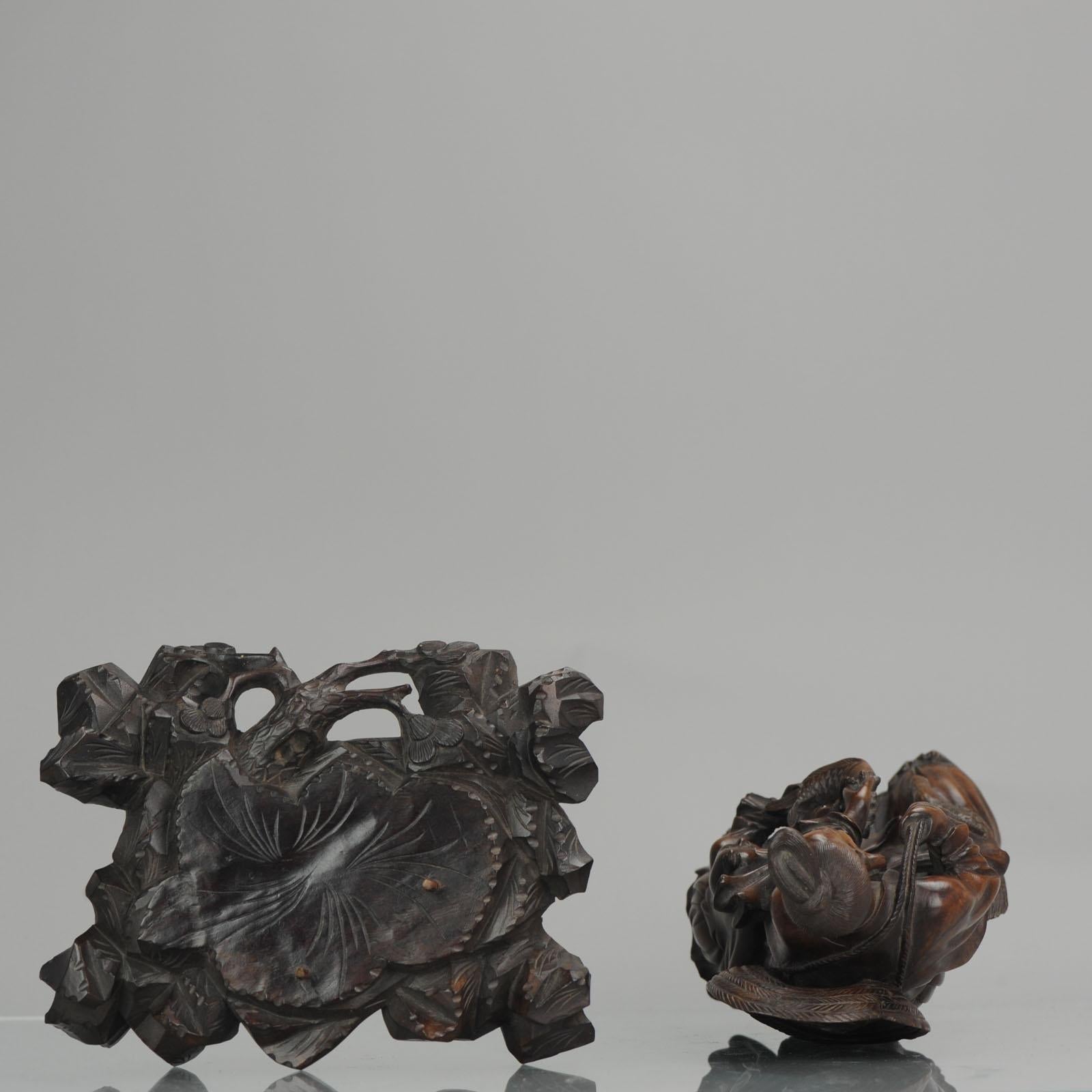 Statue chinoise en bois sculpté représentant un pêcheur:: son fils et une grue:: vers 1900 8