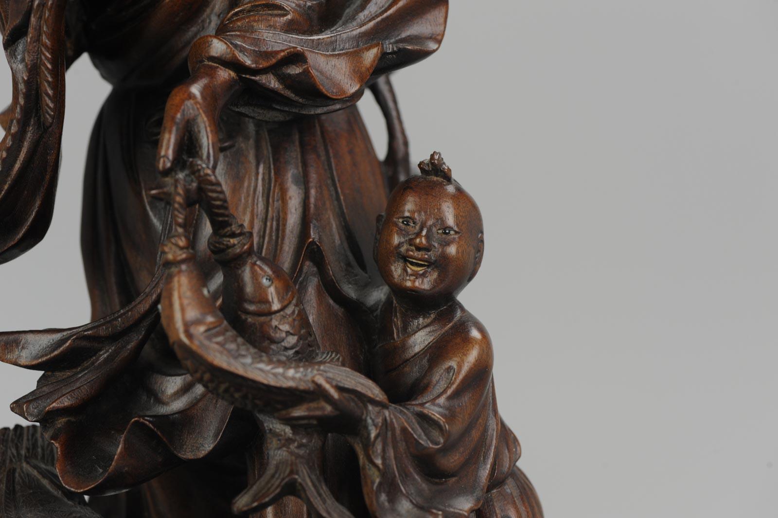 Statue chinoise en bois sculpté représentant un pêcheur:: son fils et une grue:: vers 1900 9