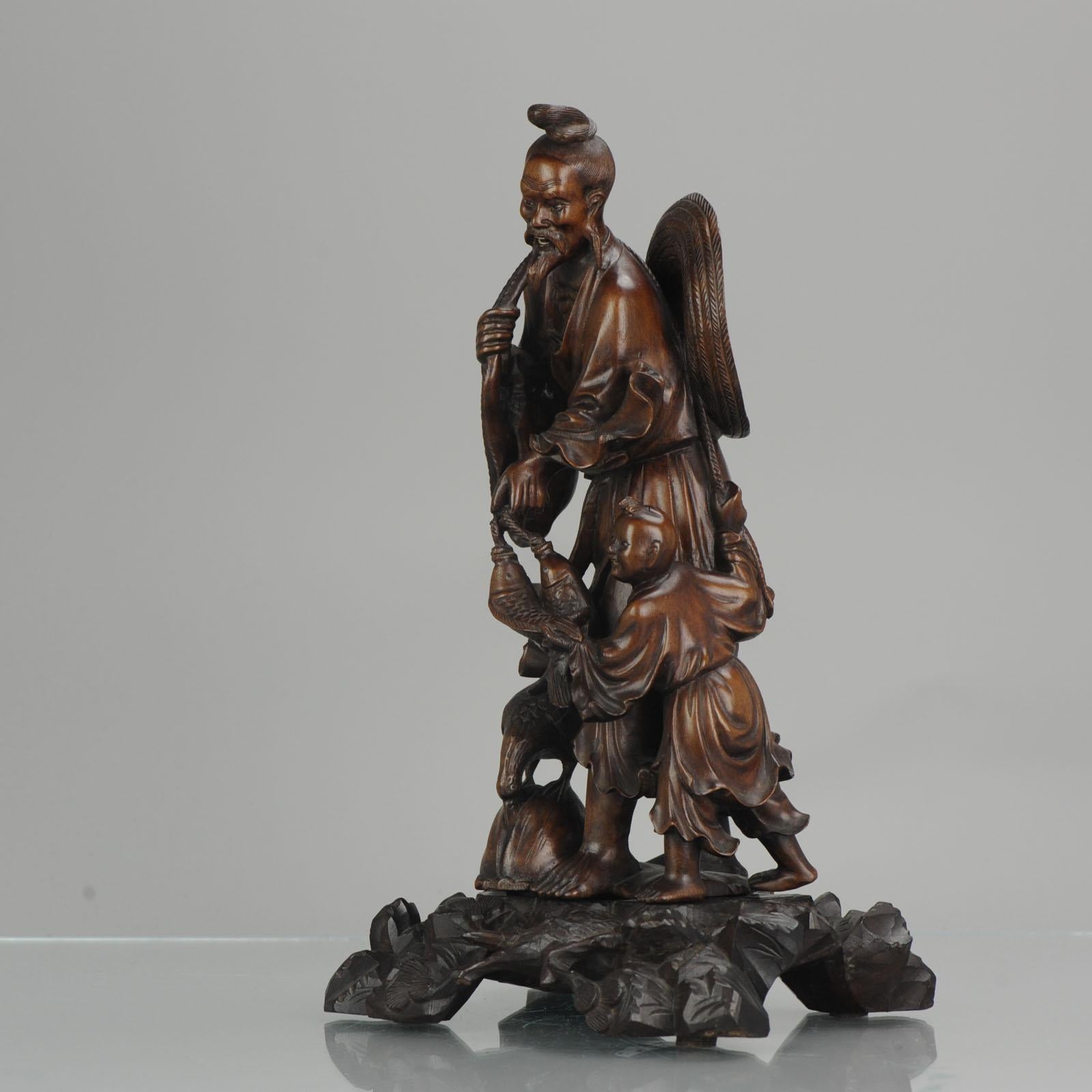 Chine:: statue en bois finement sculptée avec pied assorti. Sculpté de la figure d'un pêcheur avec un garçon et une grue mangeant un fruit:: vers 1900. 

Condition
/ / Etat général très bon état:: 1 fissure au bouclier. Juste quelques minuscules