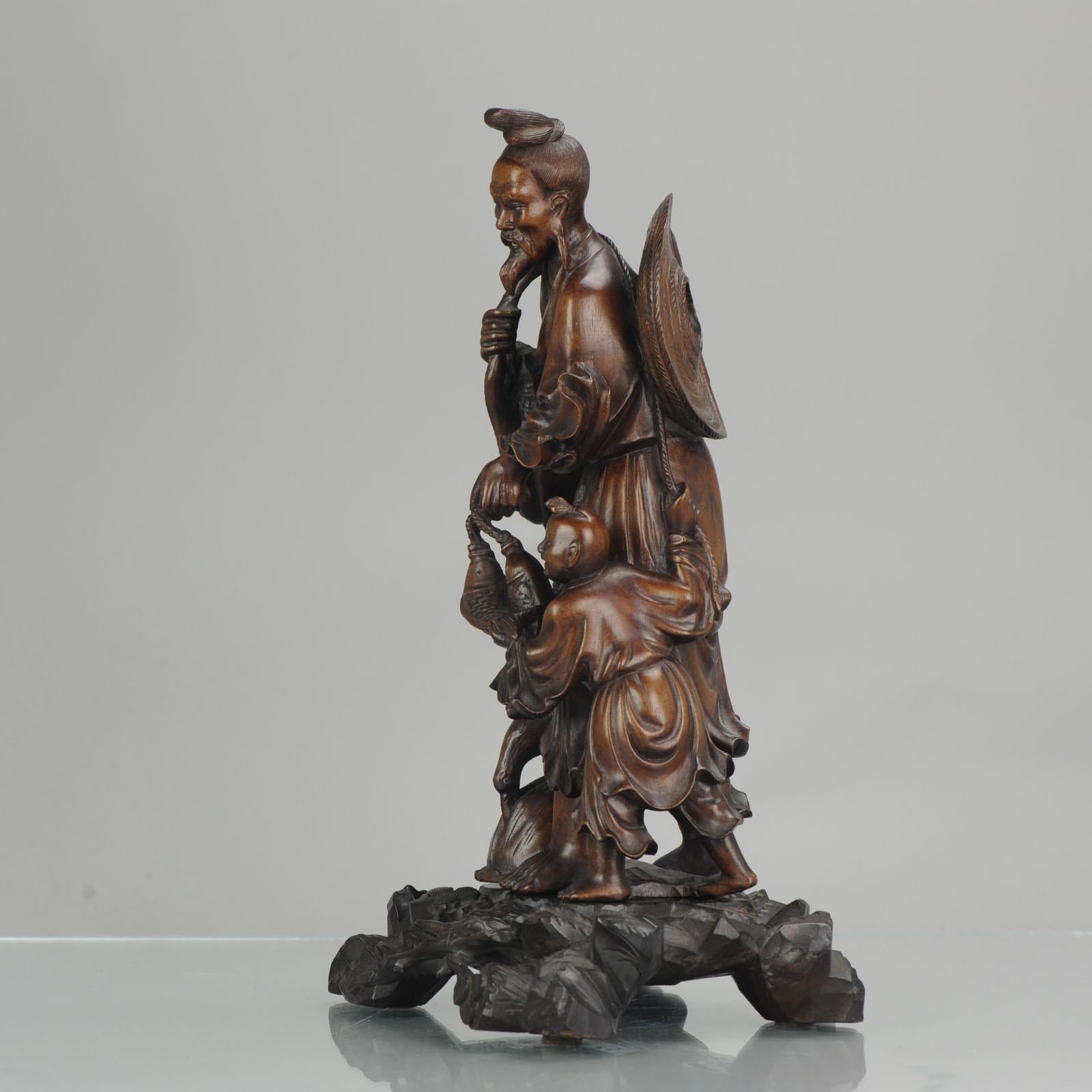 Chinois Statue chinoise en bois sculpté représentant un pêcheur:: son fils et une grue:: vers 1900