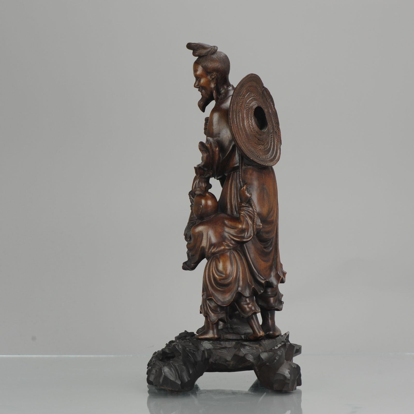 Statue chinoise en bois sculpté représentant un pêcheur:: son fils et une grue:: vers 1900 Bon état à Amsterdam, Noord Holland