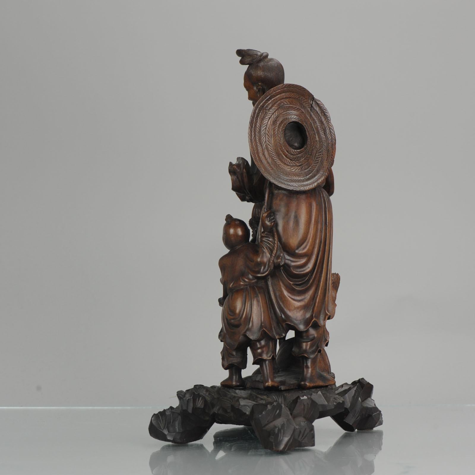 20ième siècle Statue chinoise en bois sculpté représentant un pêcheur:: son fils et une grue:: vers 1900