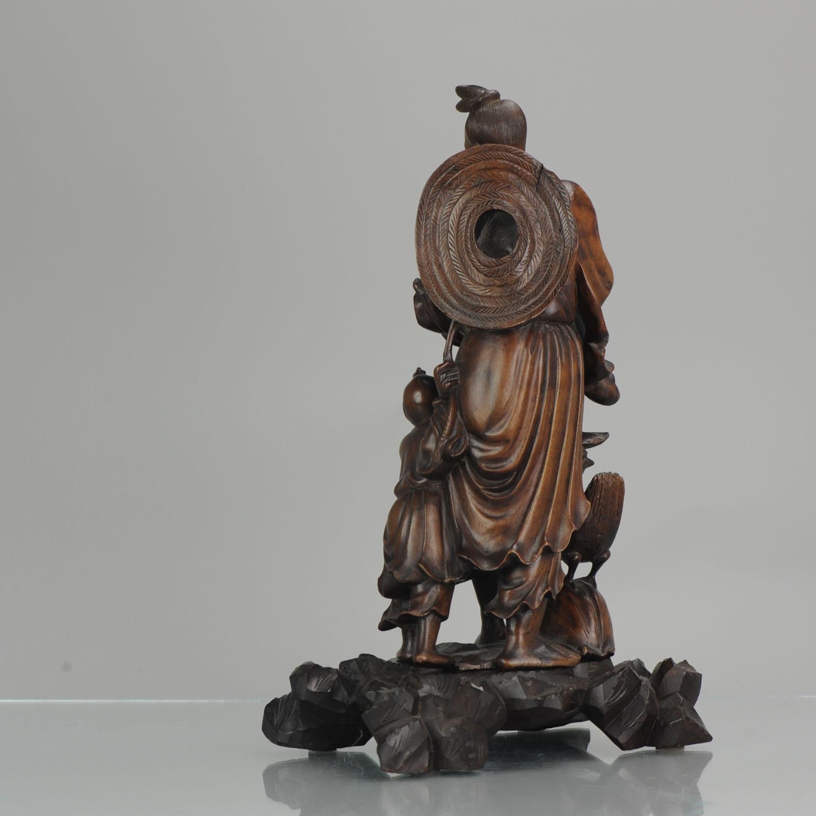 Porcelaine Statue chinoise en bois sculpté représentant un pêcheur:: son fils et une grue:: vers 1900