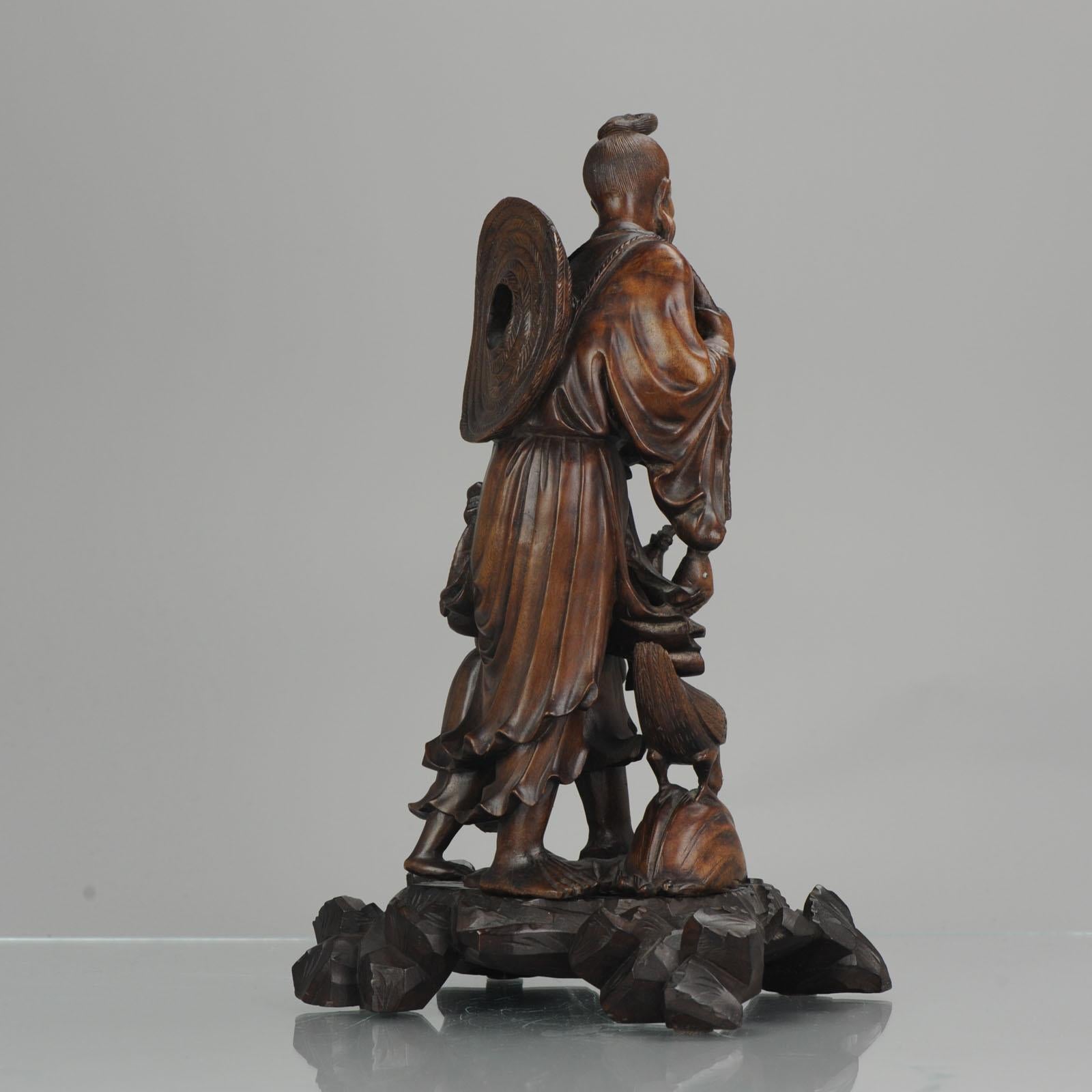Statue chinoise en bois sculpté représentant un pêcheur:: son fils et une grue:: vers 1900 2