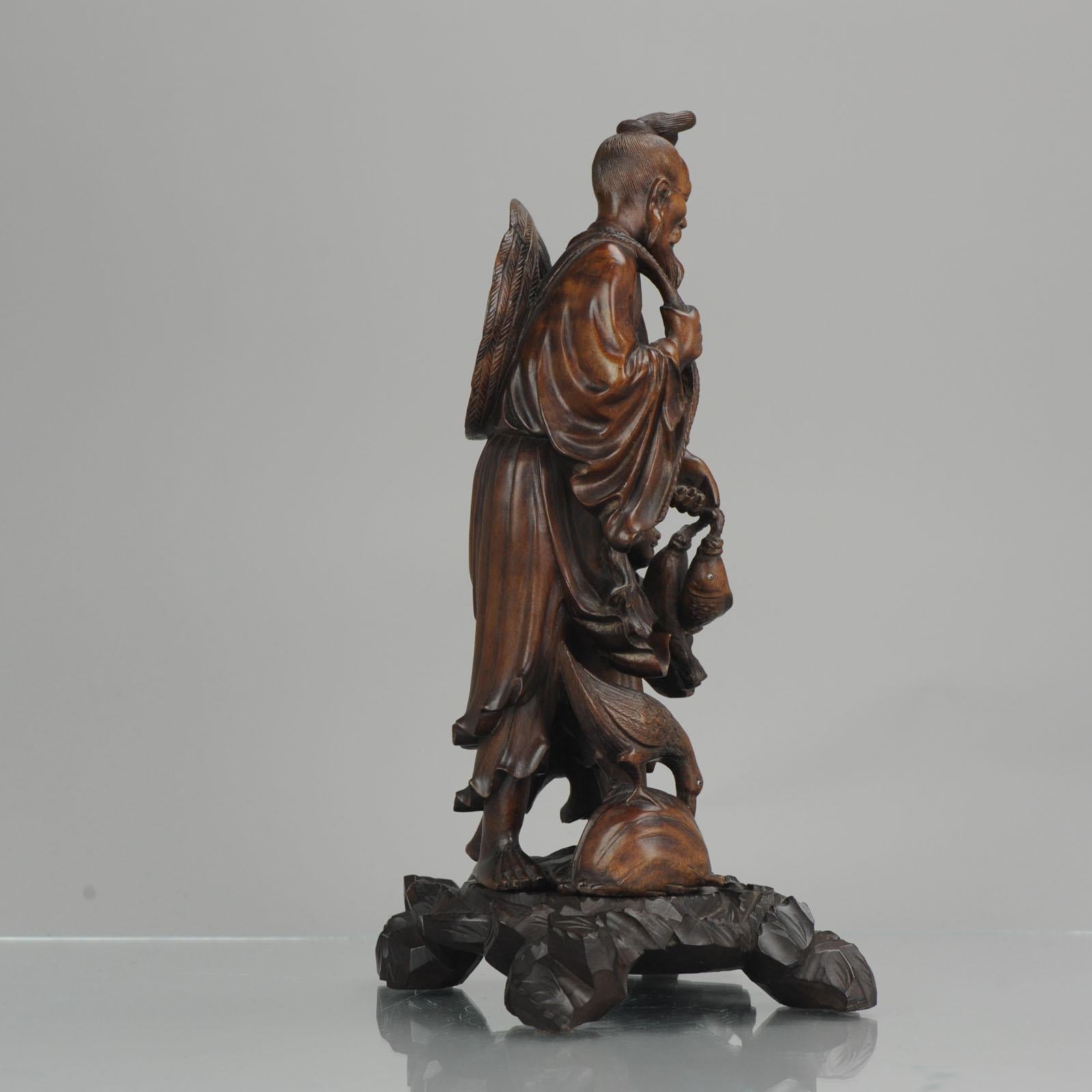 Statue chinoise en bois sculpté représentant un pêcheur:: son fils et une grue:: vers 1900 3