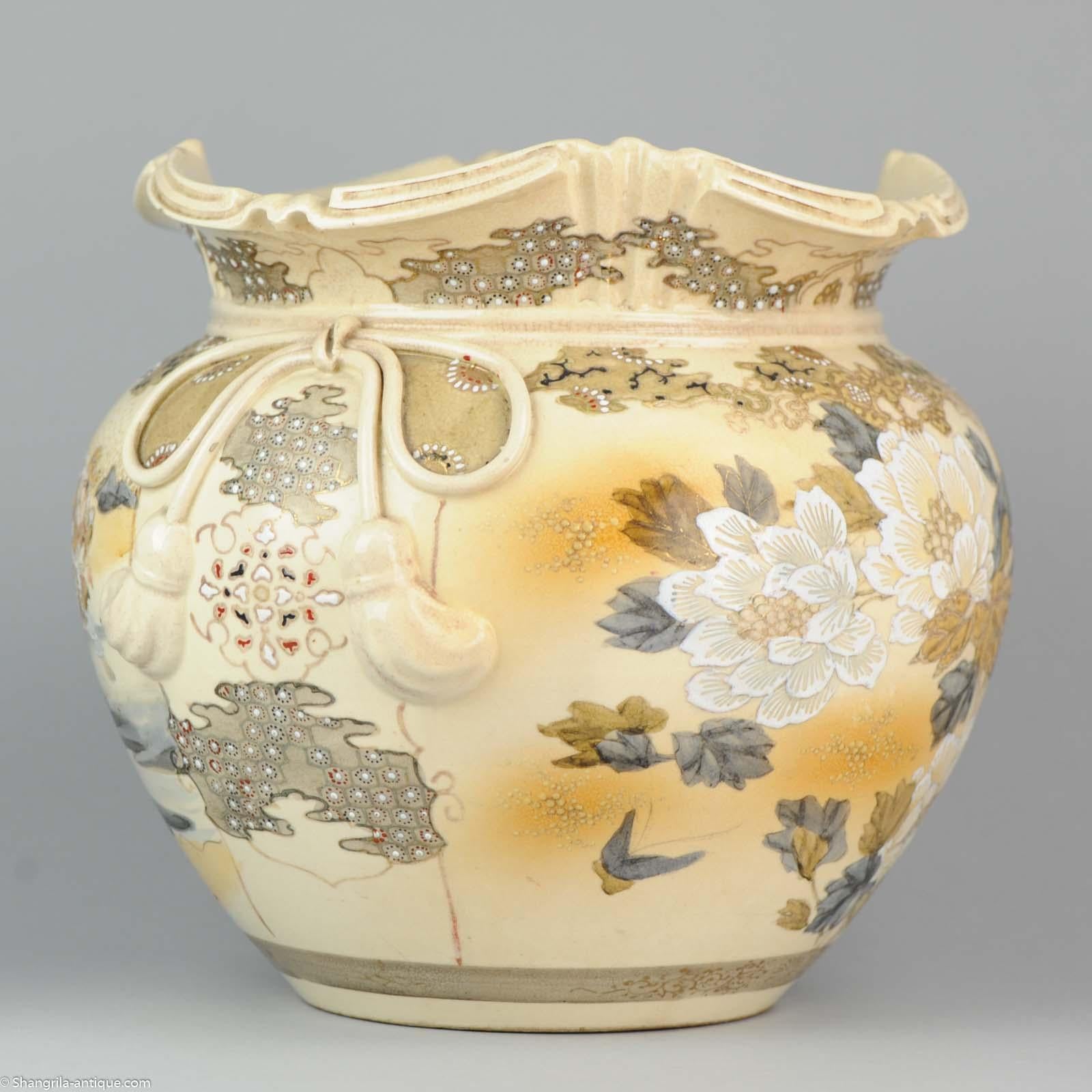 Japanese Meiji Hand Painted Satsuma Vase Pot Warriors Hunters Antique circa 1900 For Sale 5