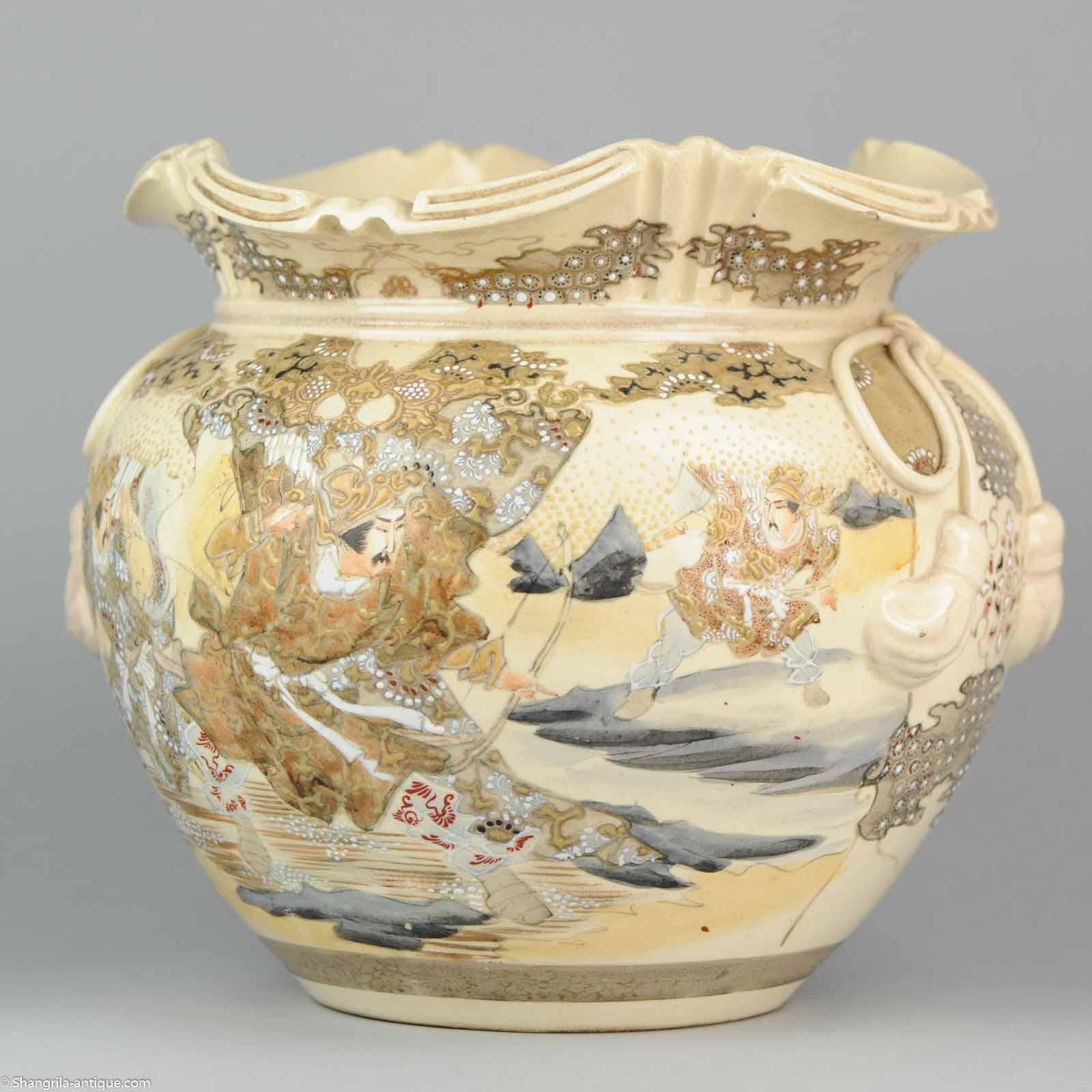 Japanese Meiji Hand Painted Satsuma Vase Pot Warriors Hunters Antique circa 1900 For Sale 7