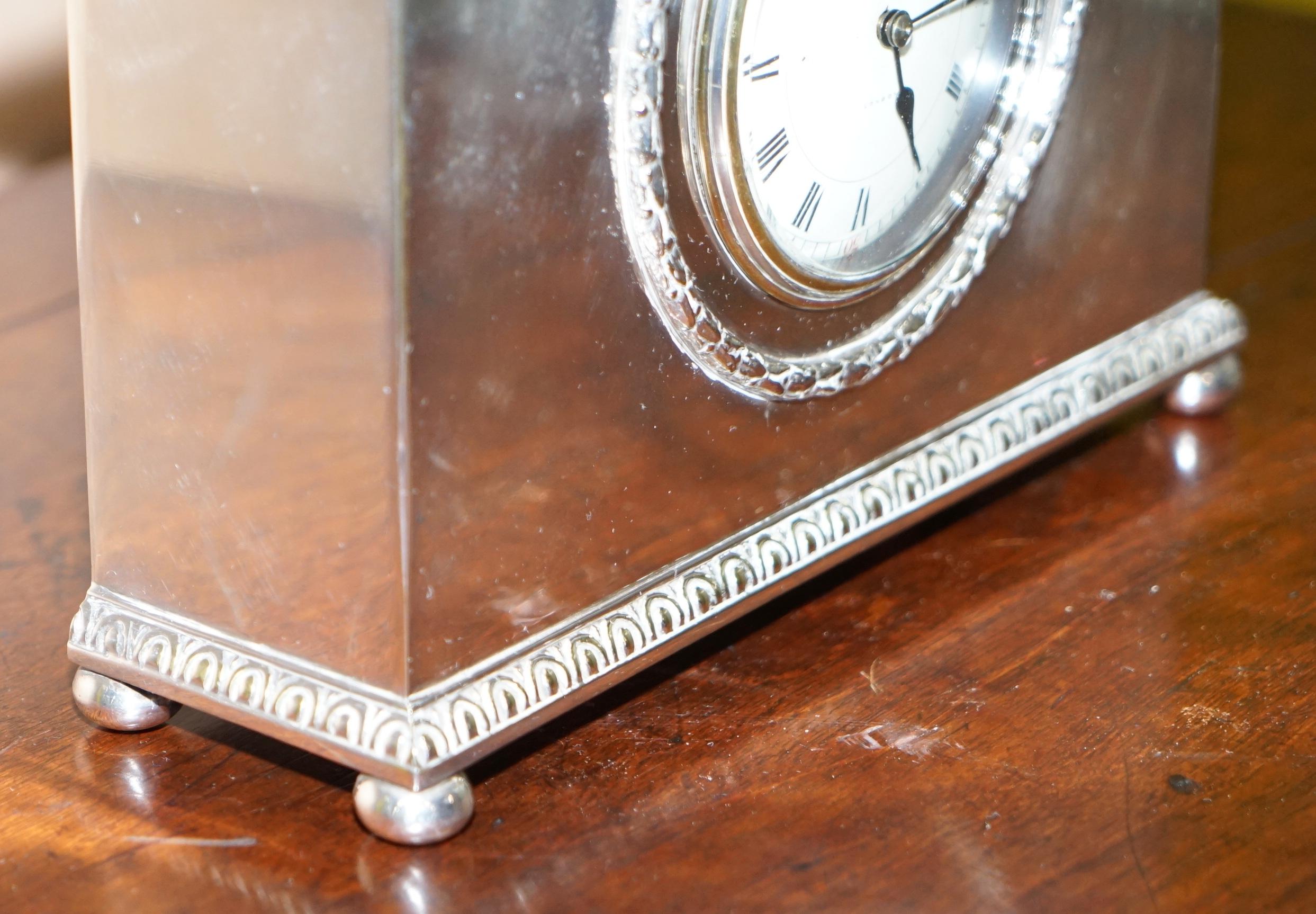 1900 Liberty & Co. London Sterlingsilber versilbert Archibald Knox Mantle Clock im Angebot 3