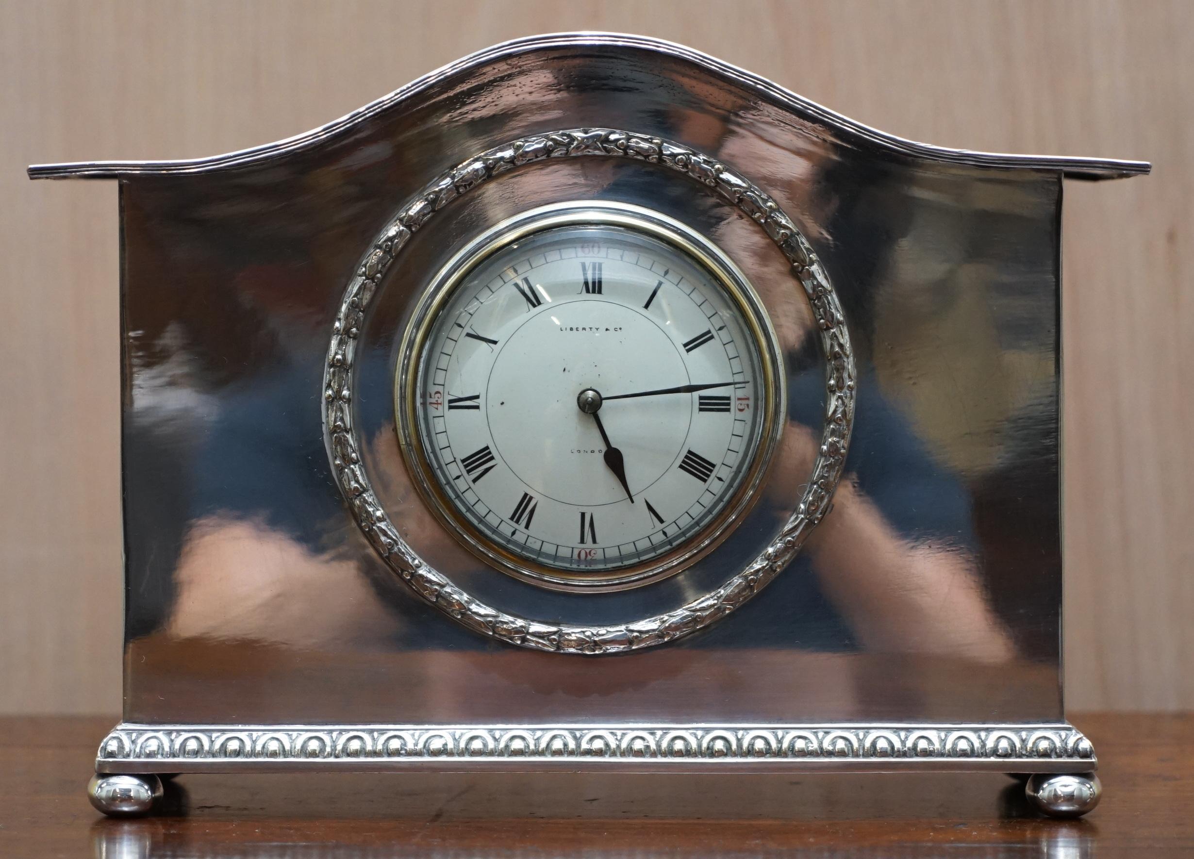 1900 Liberty & Co. London Sterlingsilber versilbert Archibald Knox Mantle Clock (Viktorianisch) im Angebot