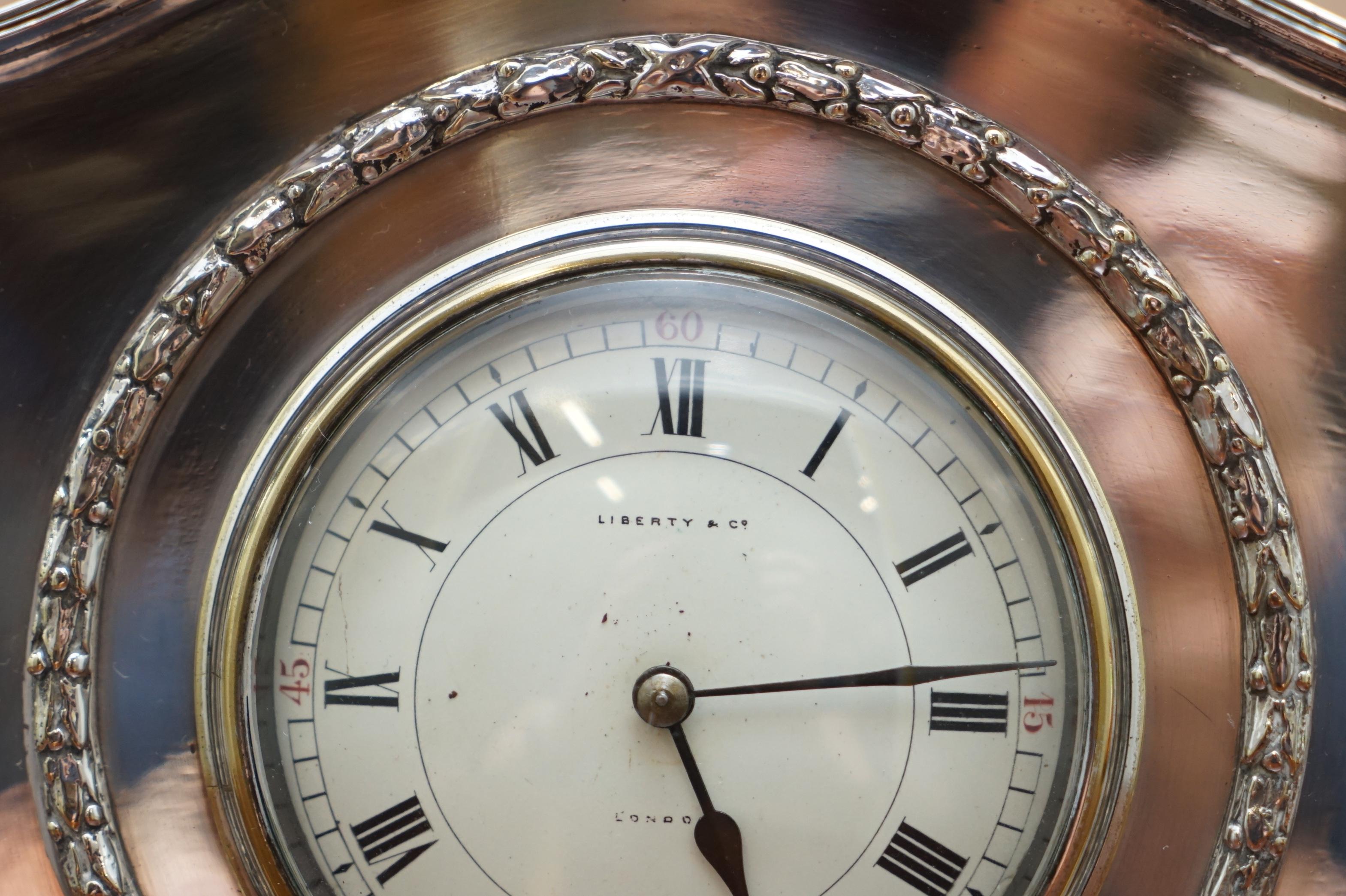 1900 Liberty & Co. London Sterlingsilber versilbert Archibald Knox Mantle Clock (Handgefertigt) im Angebot