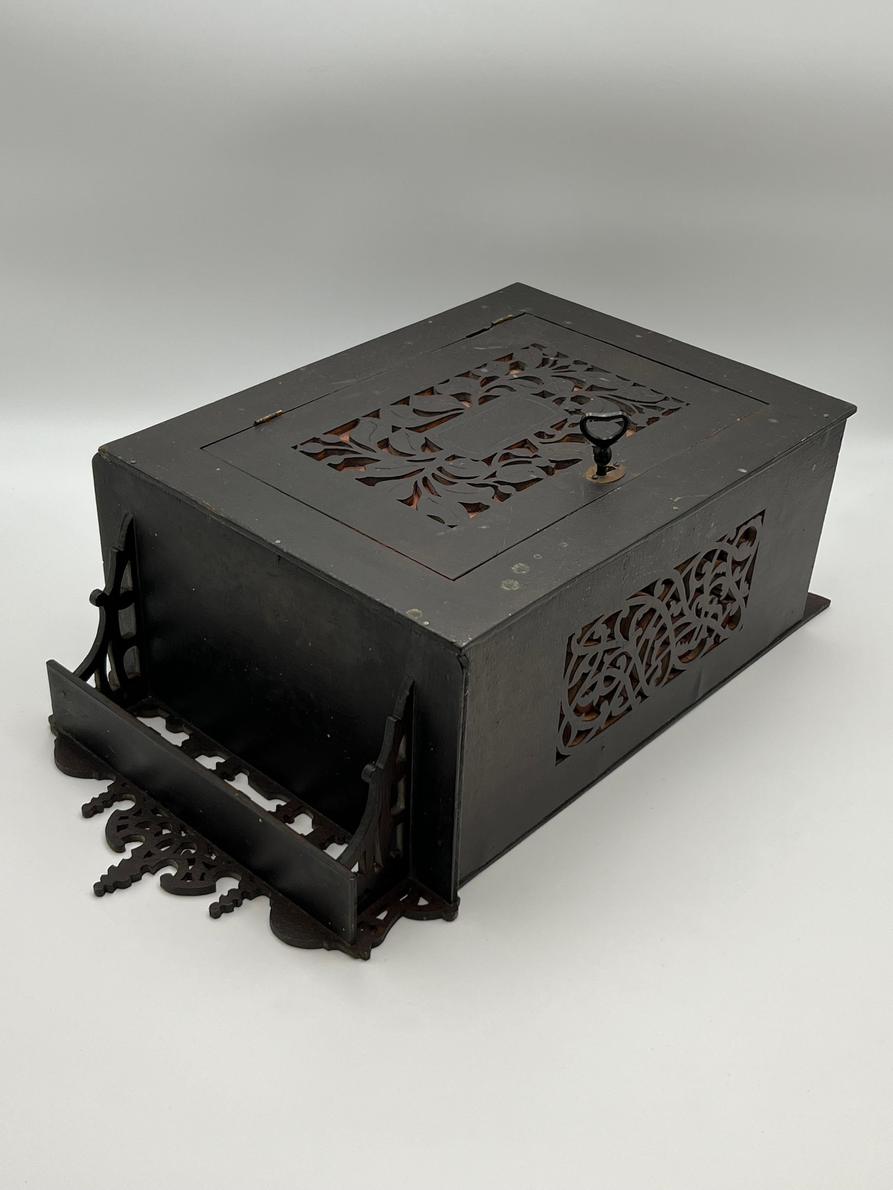 Ca. 1900 Armario colgante RÚSTICO, armario de granja de estilo rústico escandinavo en venta 2