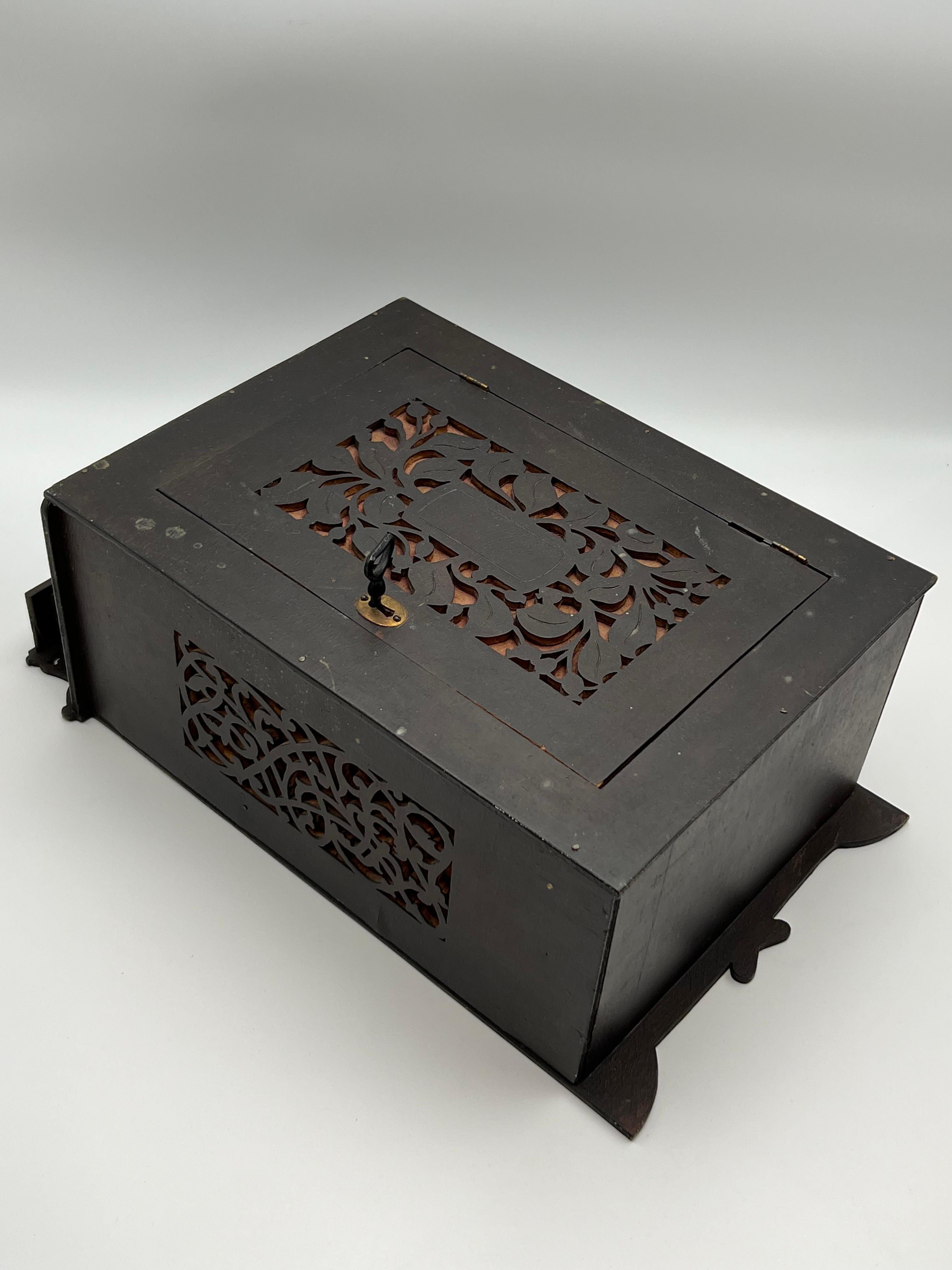 Ca. 1900 Armario colgante RÚSTICO, armario de granja de estilo rústico escandinavo en venta 3