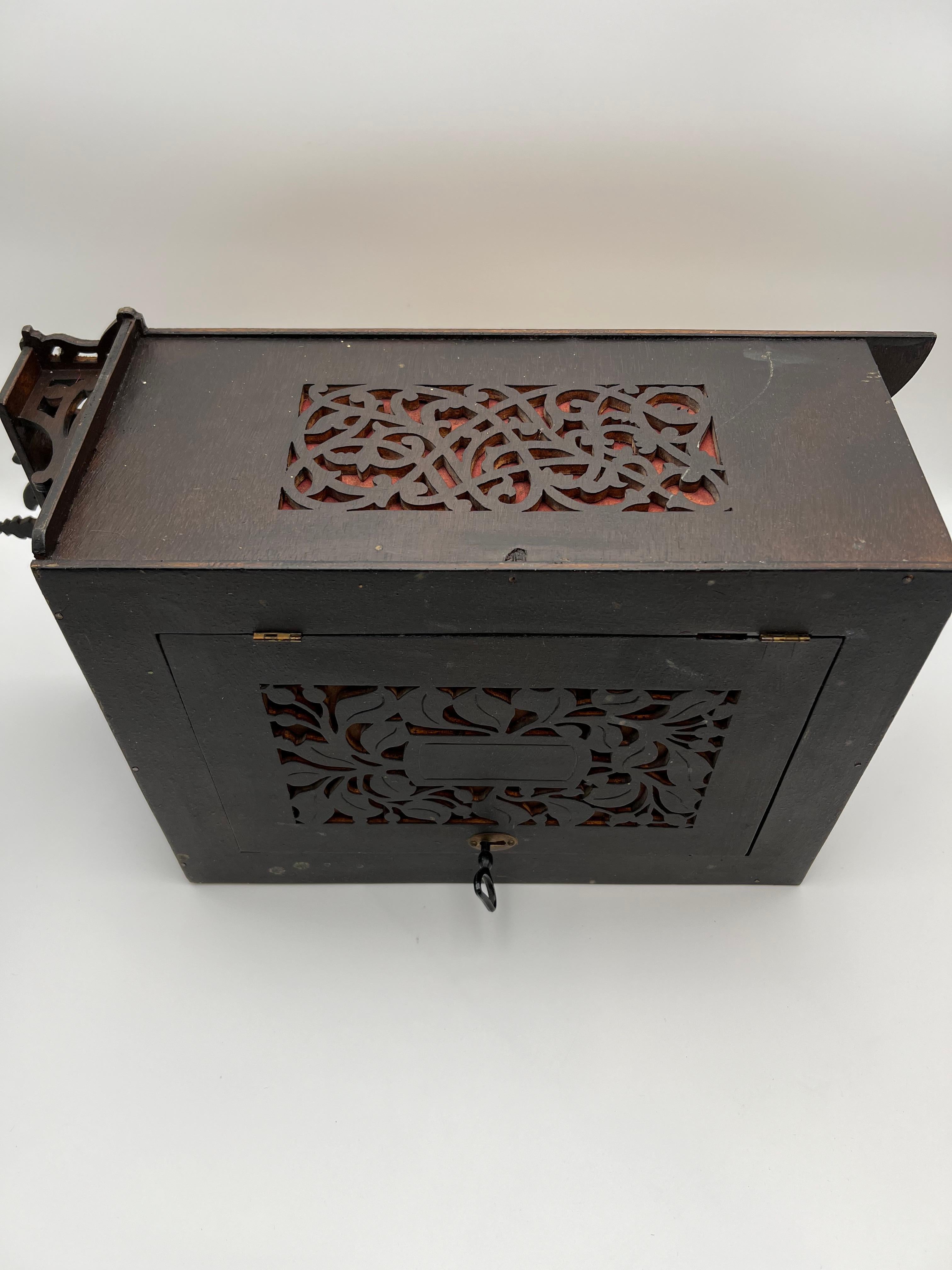 Ca. 1900 Armario colgante RÚSTICO, armario de granja de estilo rústico escandinavo en venta 6
