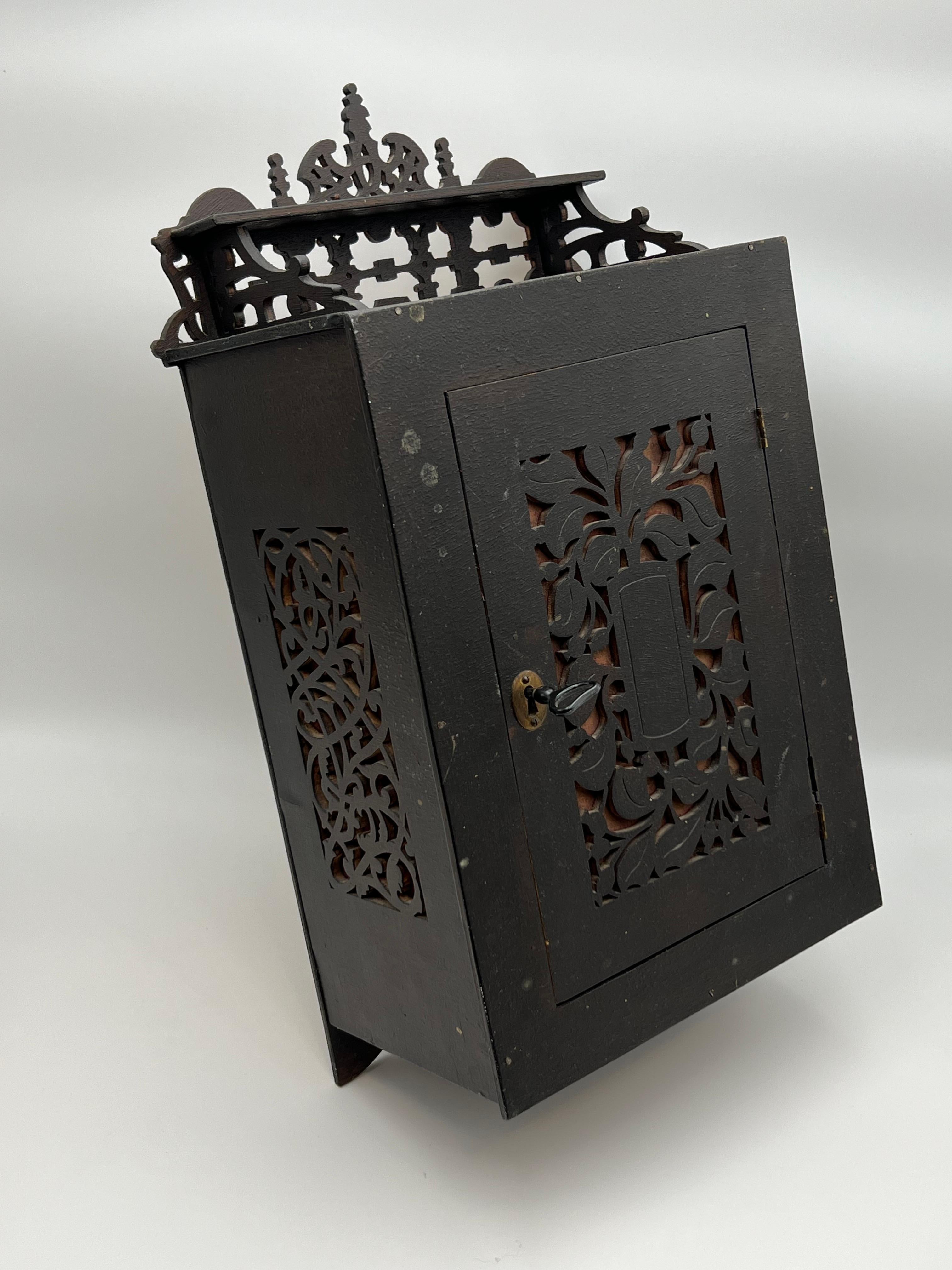 Ca. 1900 Armario colgante RÚSTICO, armario de granja de estilo rústico escandinavo Arte popular en venta