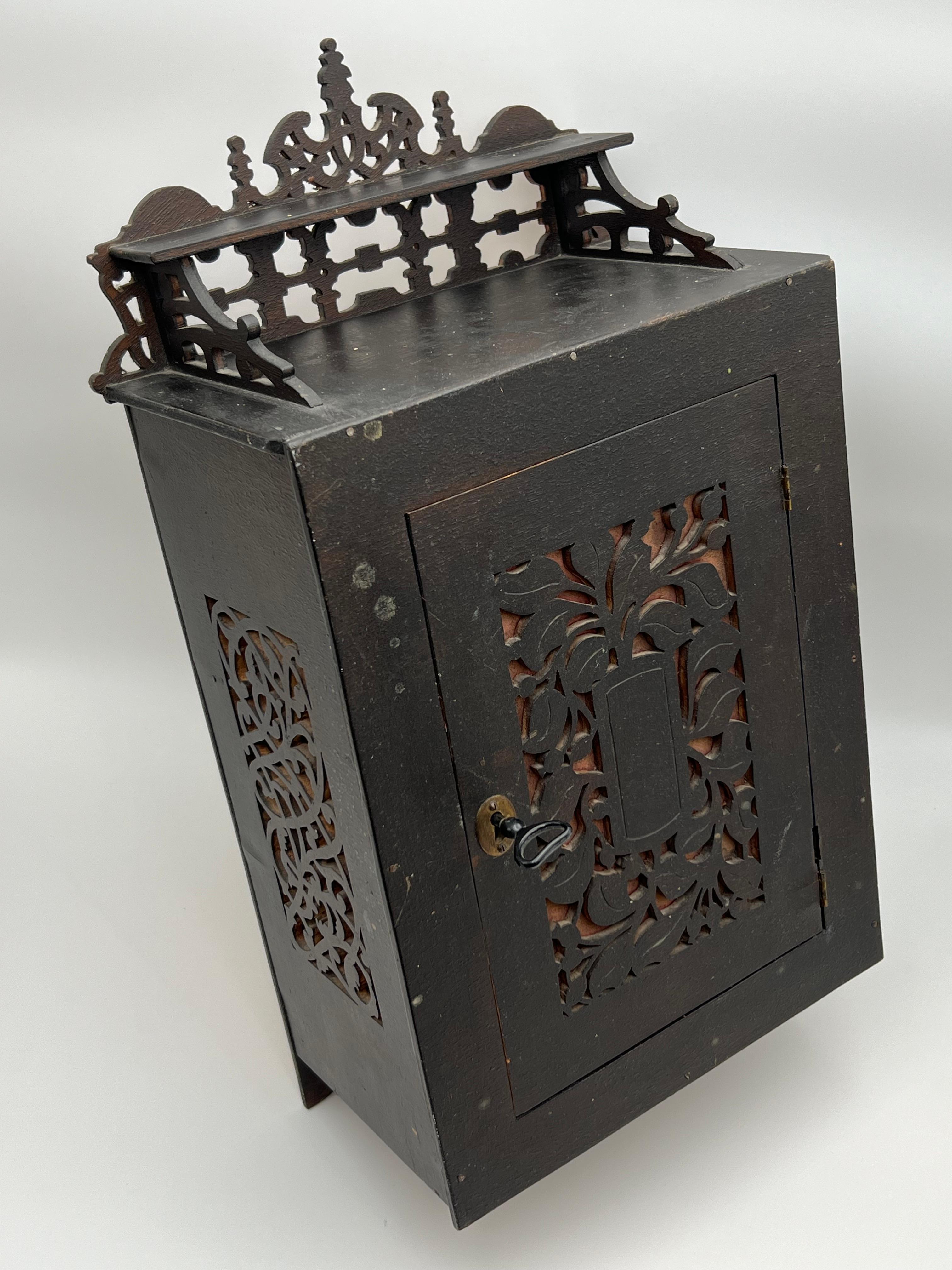 Ca. 1900 Armario colgante RÚSTICO, armario de granja de estilo rústico escandinavo Europeo en venta