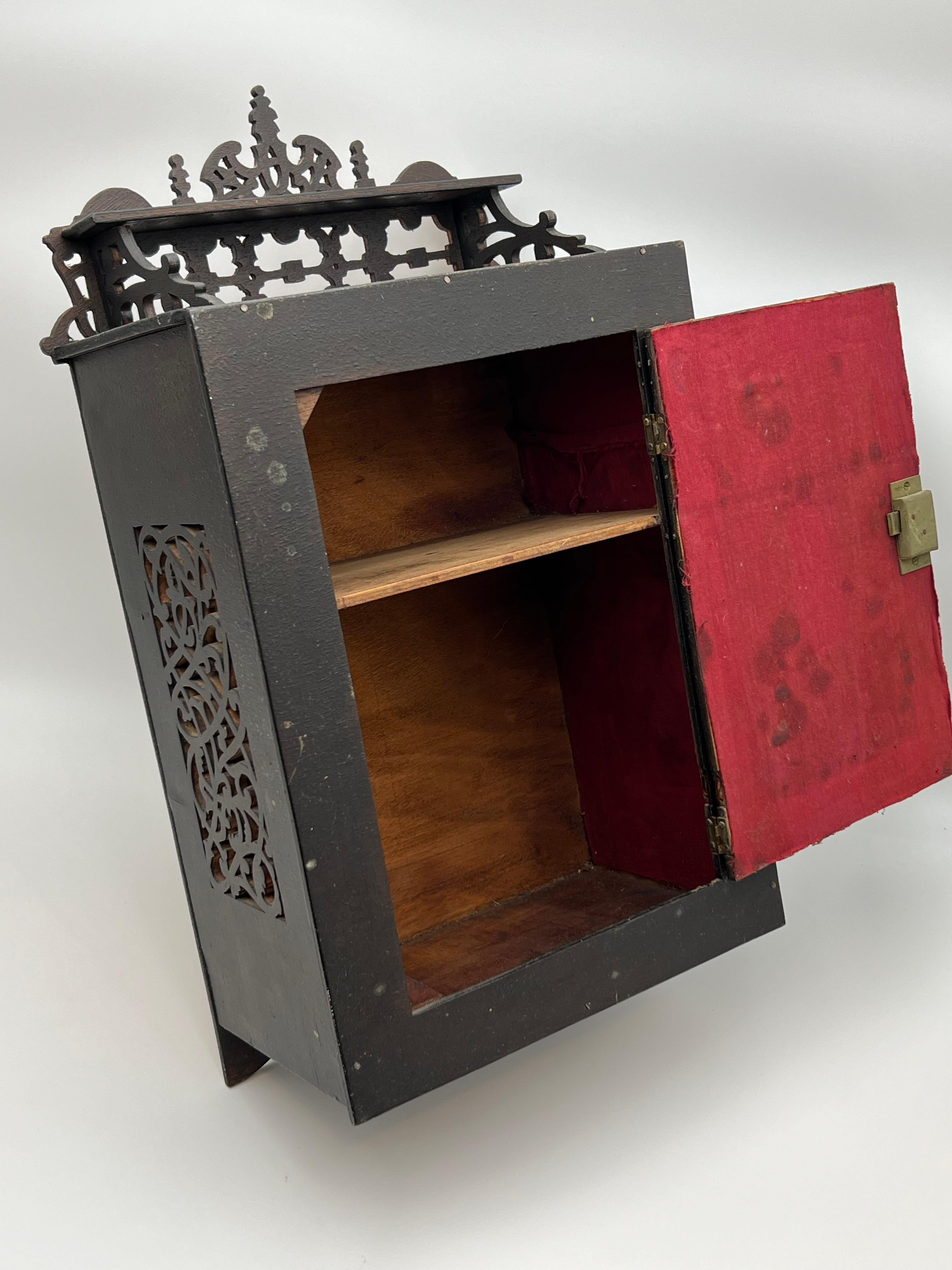 Ca. 1900 Armario colgante RÚSTICO, armario de granja de estilo rústico escandinavo Hecho a mano en venta