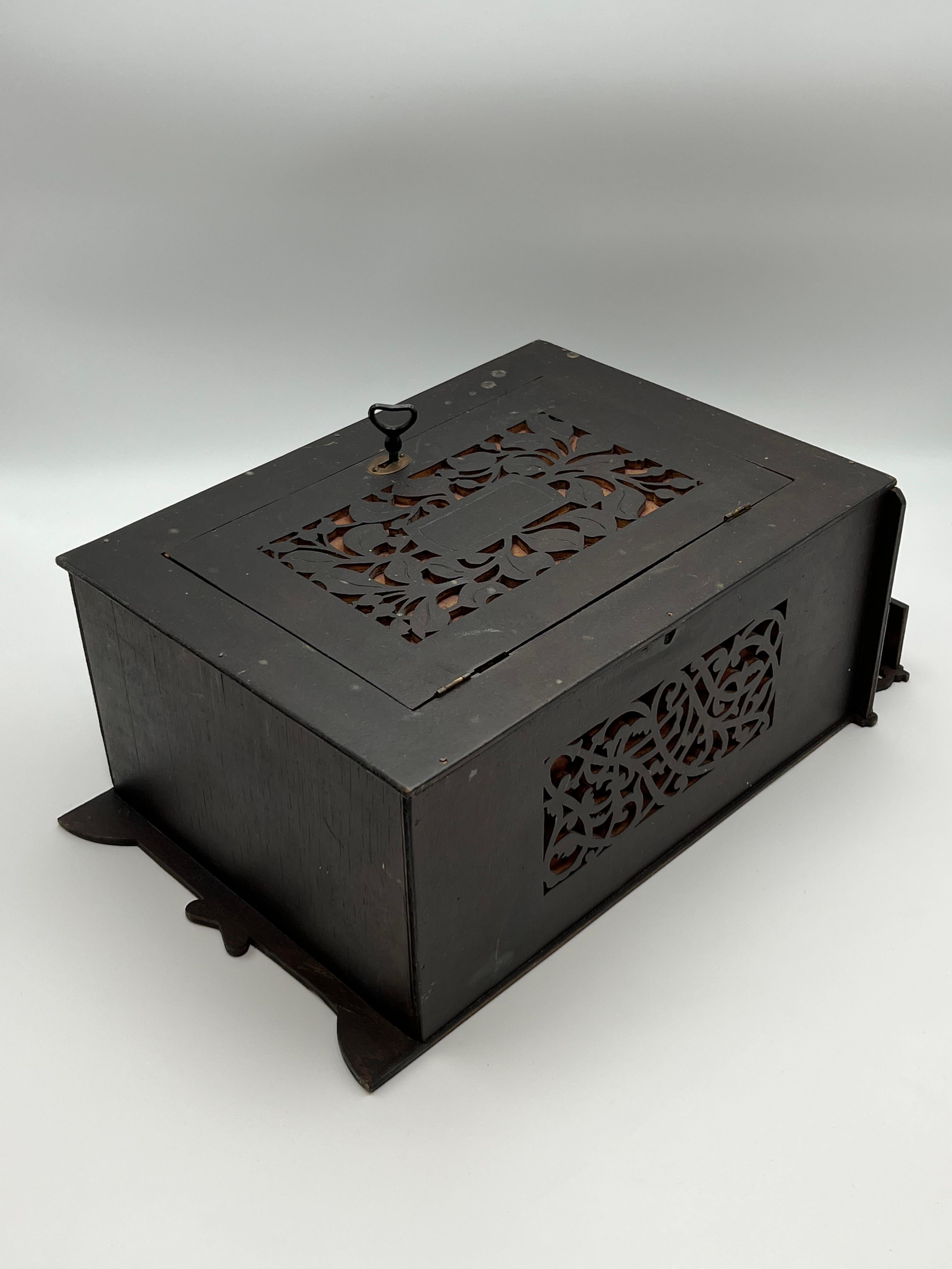 Ca. 1900 Armario colgante RÚSTICO, armario de granja de estilo rústico escandinavo principios del siglo XX en venta