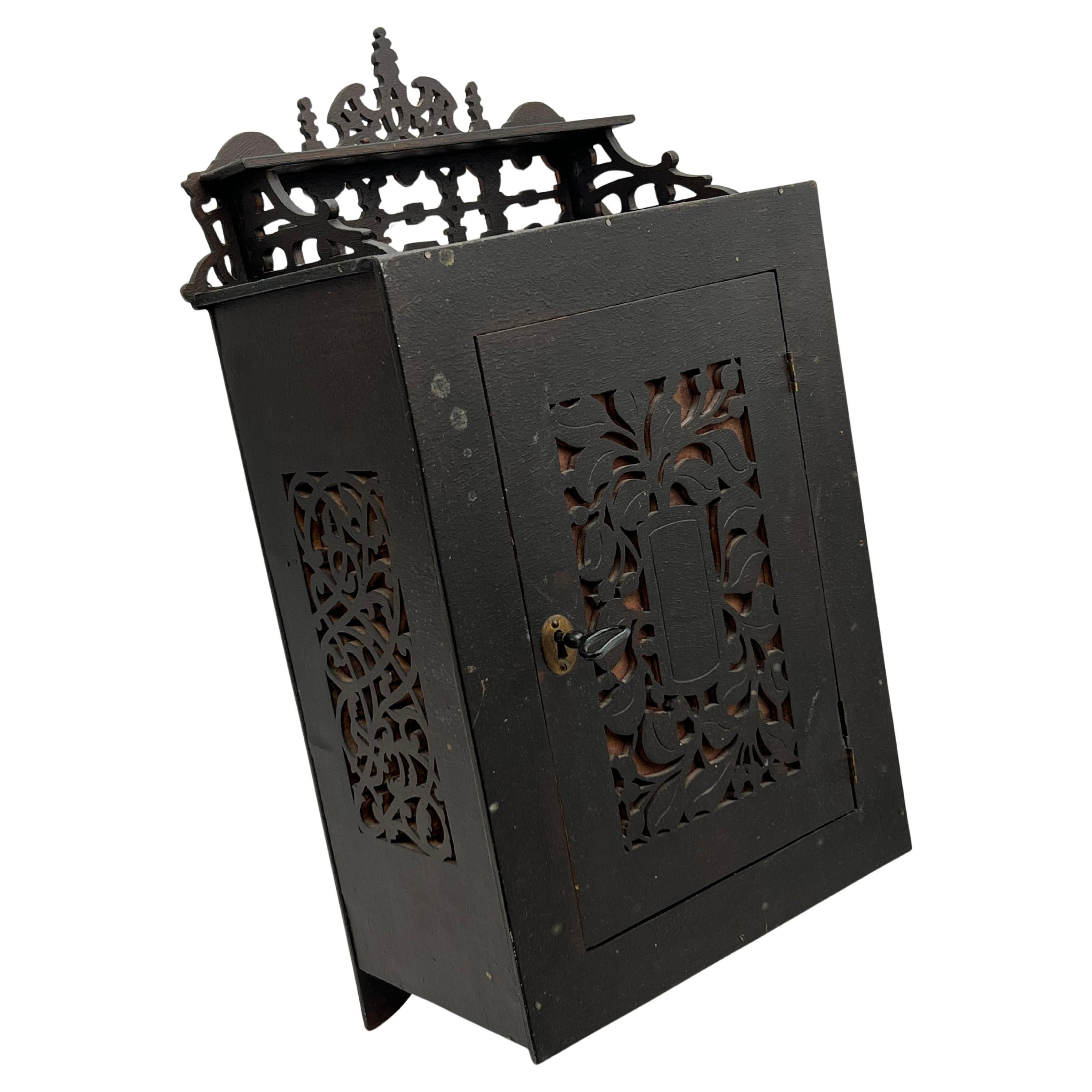 Ca. 1900 Armario colgante RÚSTICO, armario de granja de estilo rústico escandinavo en venta